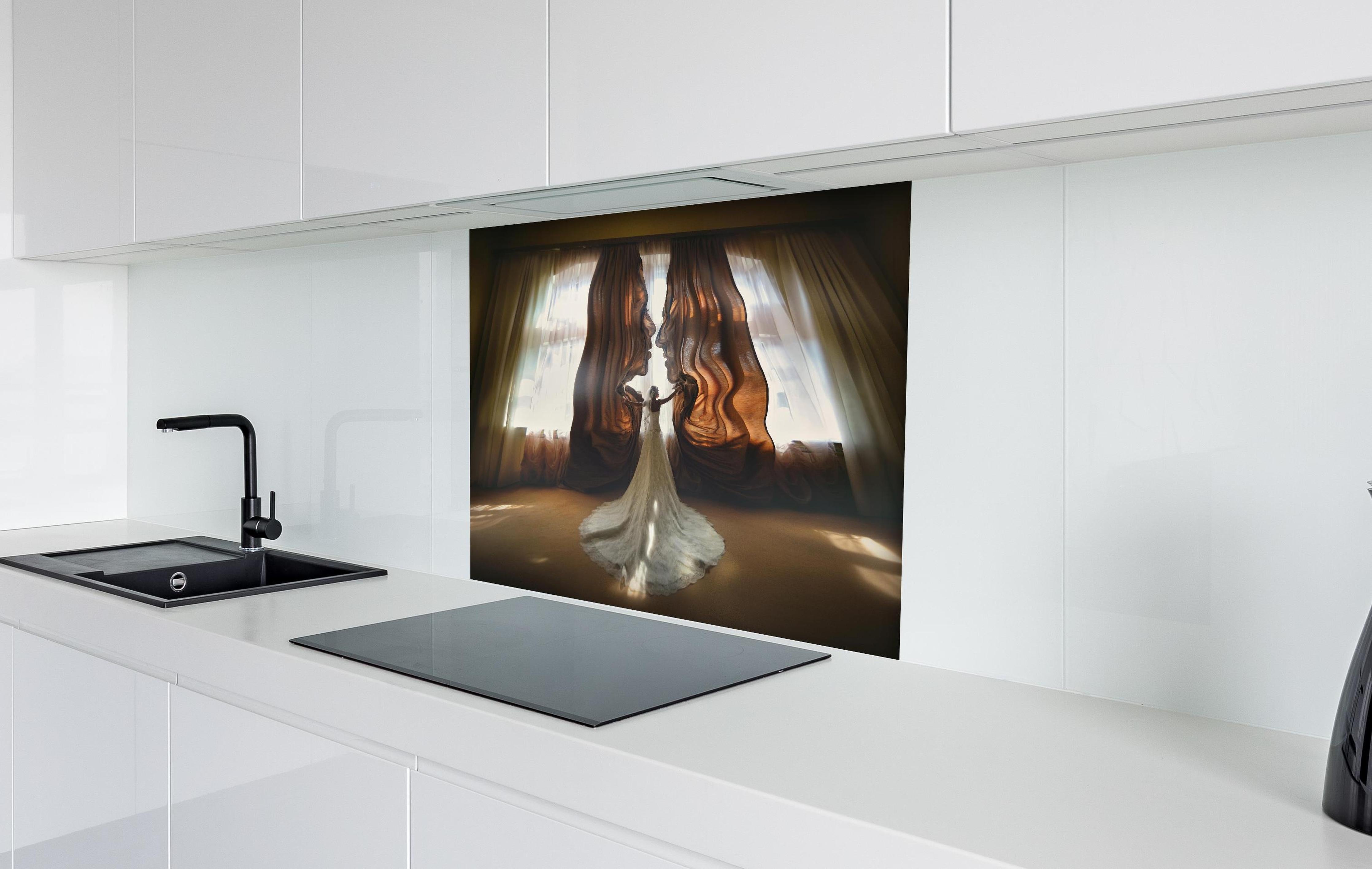 Spritzschutz - Traumbild einer Braut - Panorama hinter einem Cerankochfeld zwischen Holz-Kochutensilien

