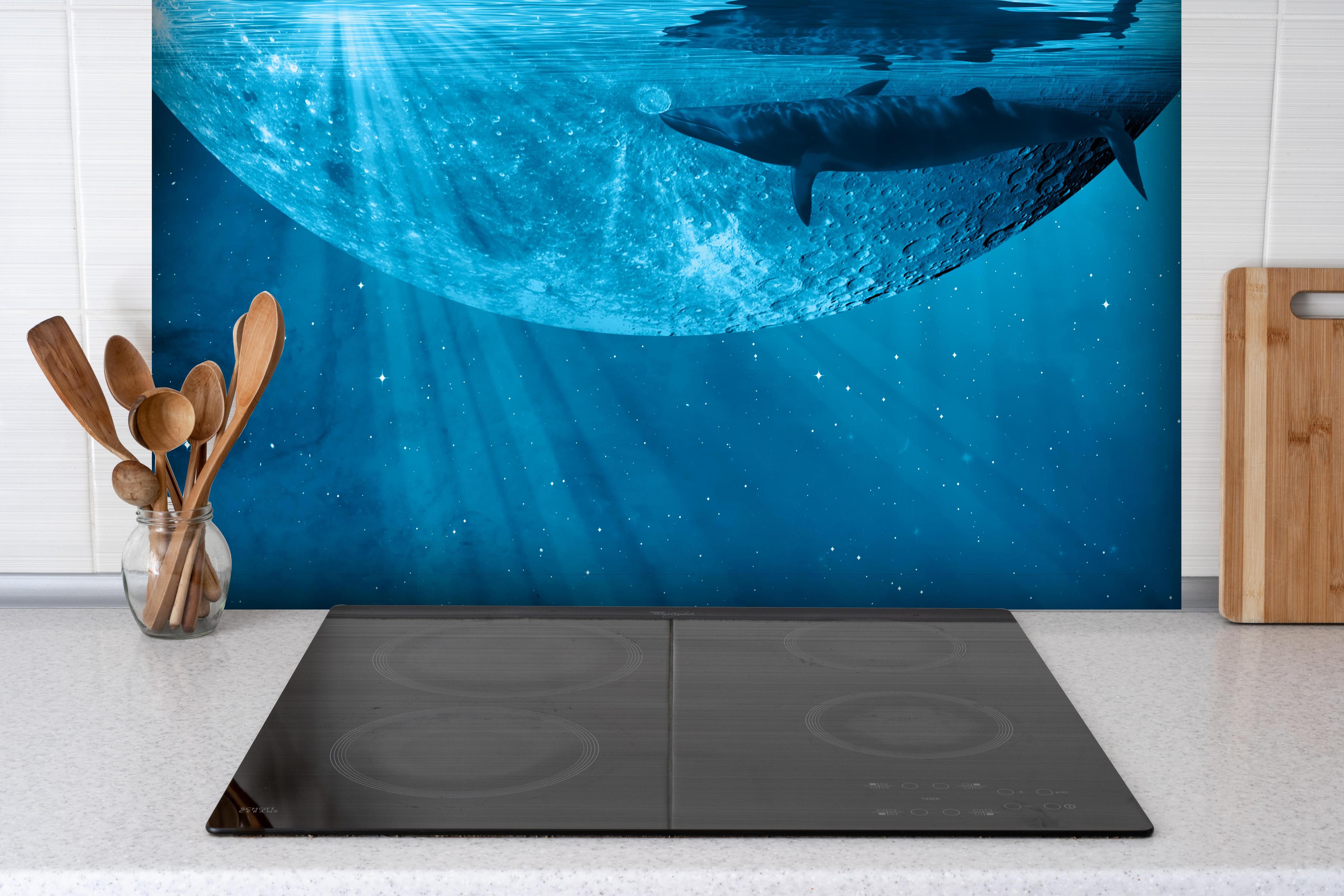 Spritzschutz - Traumbild eines Wals hinter einem Cerankochfeld zwischen Holz-Kochutensilien
