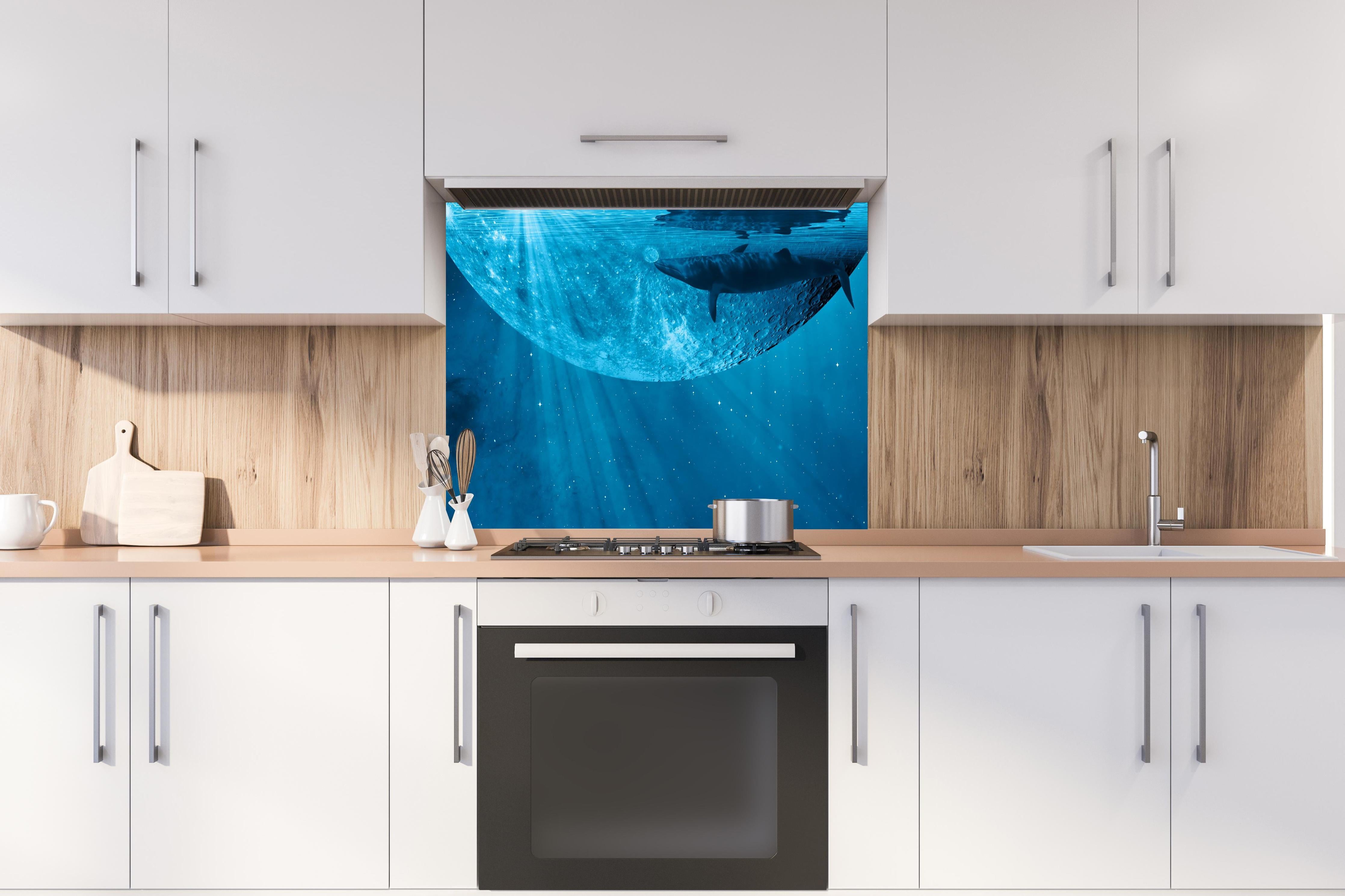 Spritzschutz - Traumbild eines Wals hinter einem Cerankochfeld zwischen Holz-Kochutensilien
