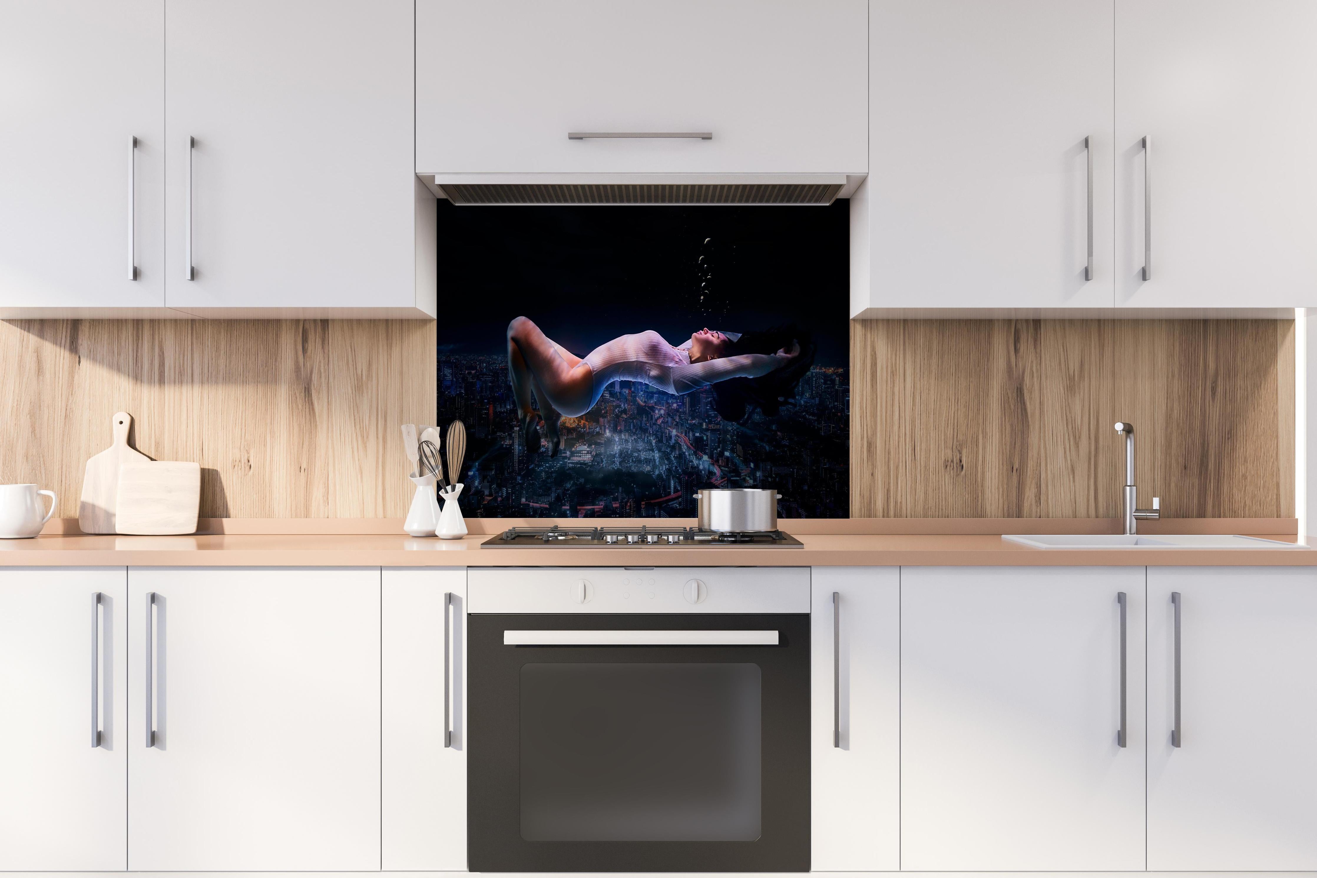 Spritzschutz - Traumhaft schwebende Frau hinter einem Cerankochfeld zwischen Holz-Kochutensilien
