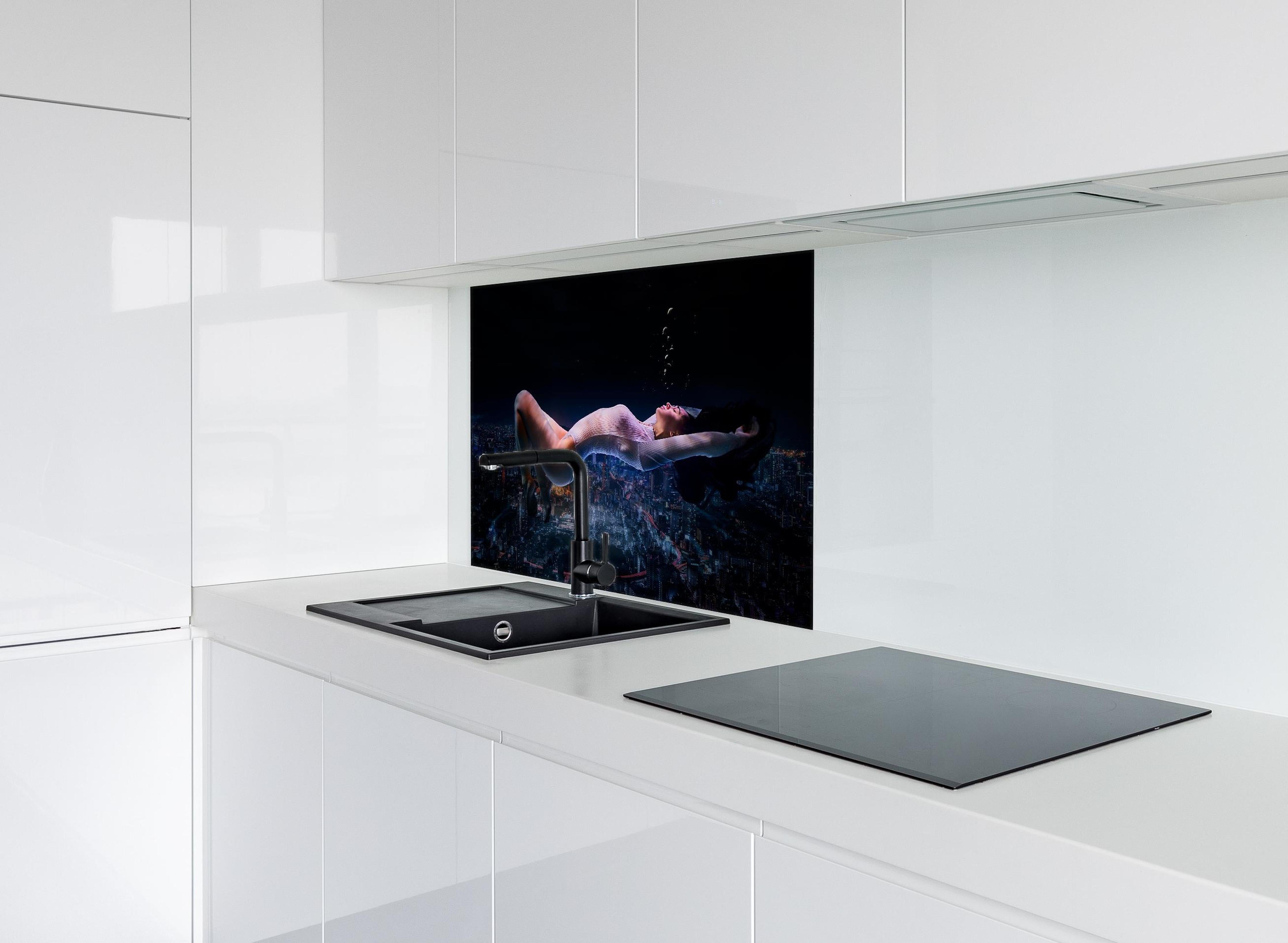 Spritzschutz - Traumhaft schwebende Frau hinter einem Cerankochfeld zwischen Holz-Kochutensilien
