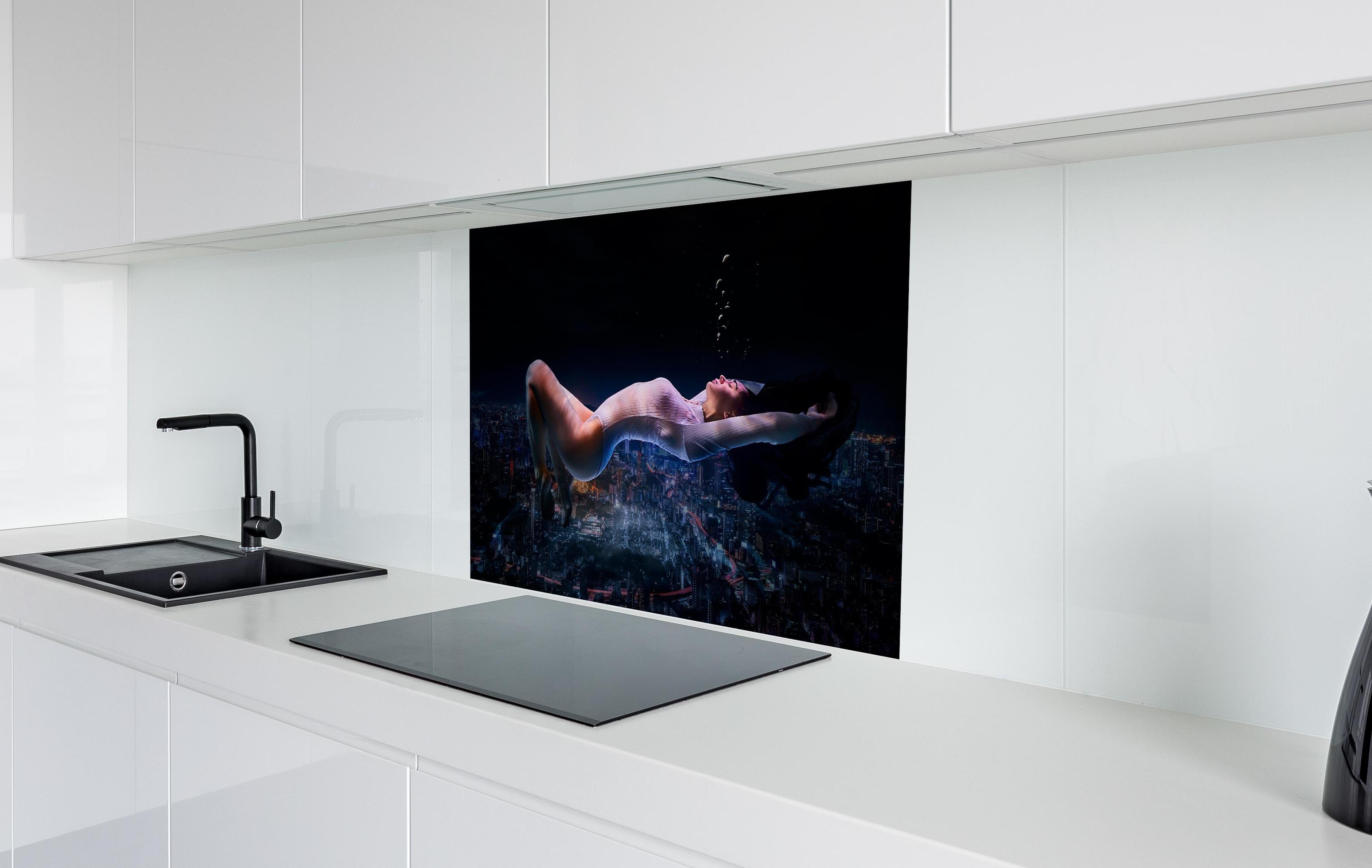 Spritzschutz - Traumhaft schwebende Frau hinter einem Cerankochfeld zwischen Holz-Kochutensilien
