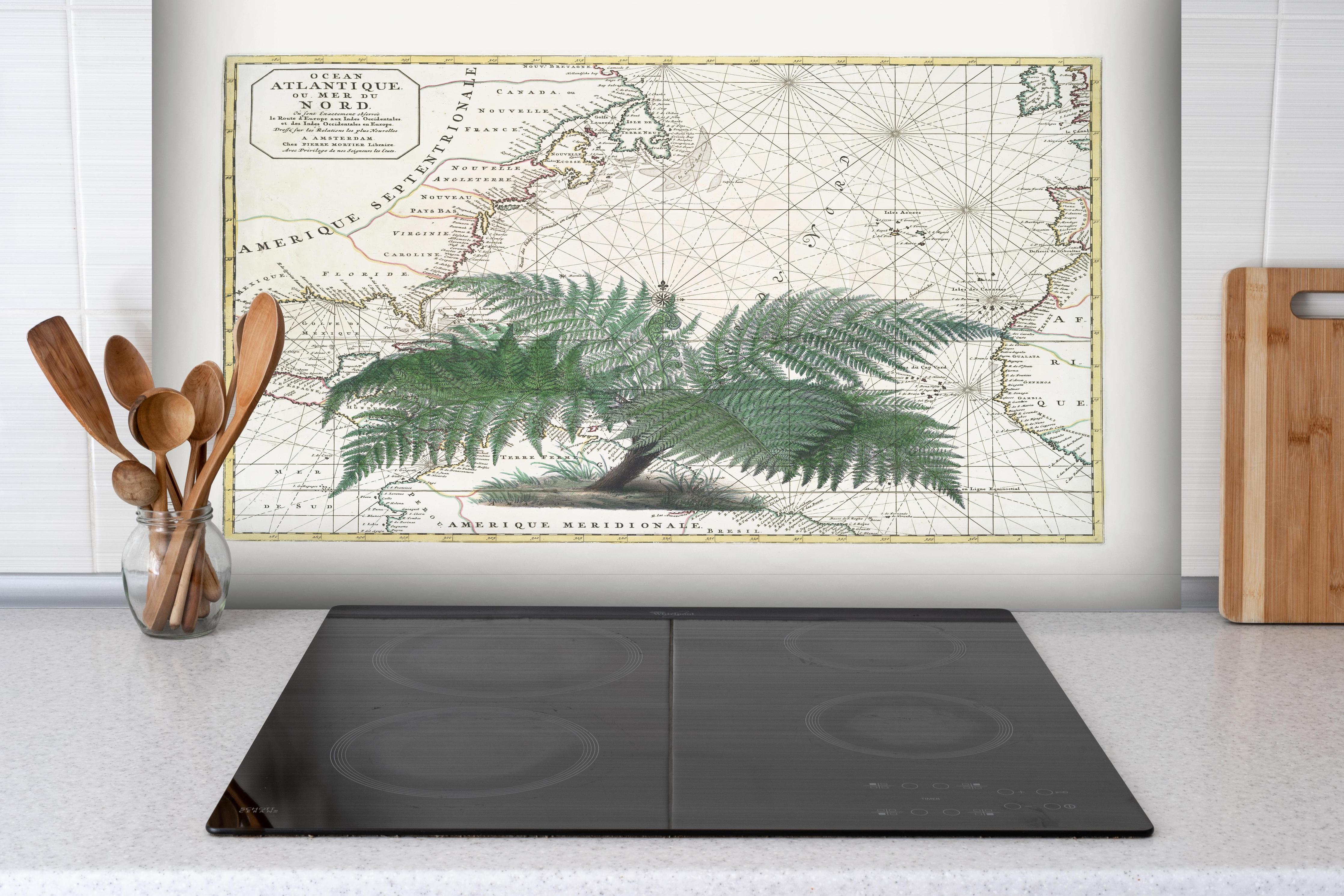 Spritzschutz - Tropical Empire No4 hinter einem Cerankochfeld zwischen Holz-Kochutensilien
