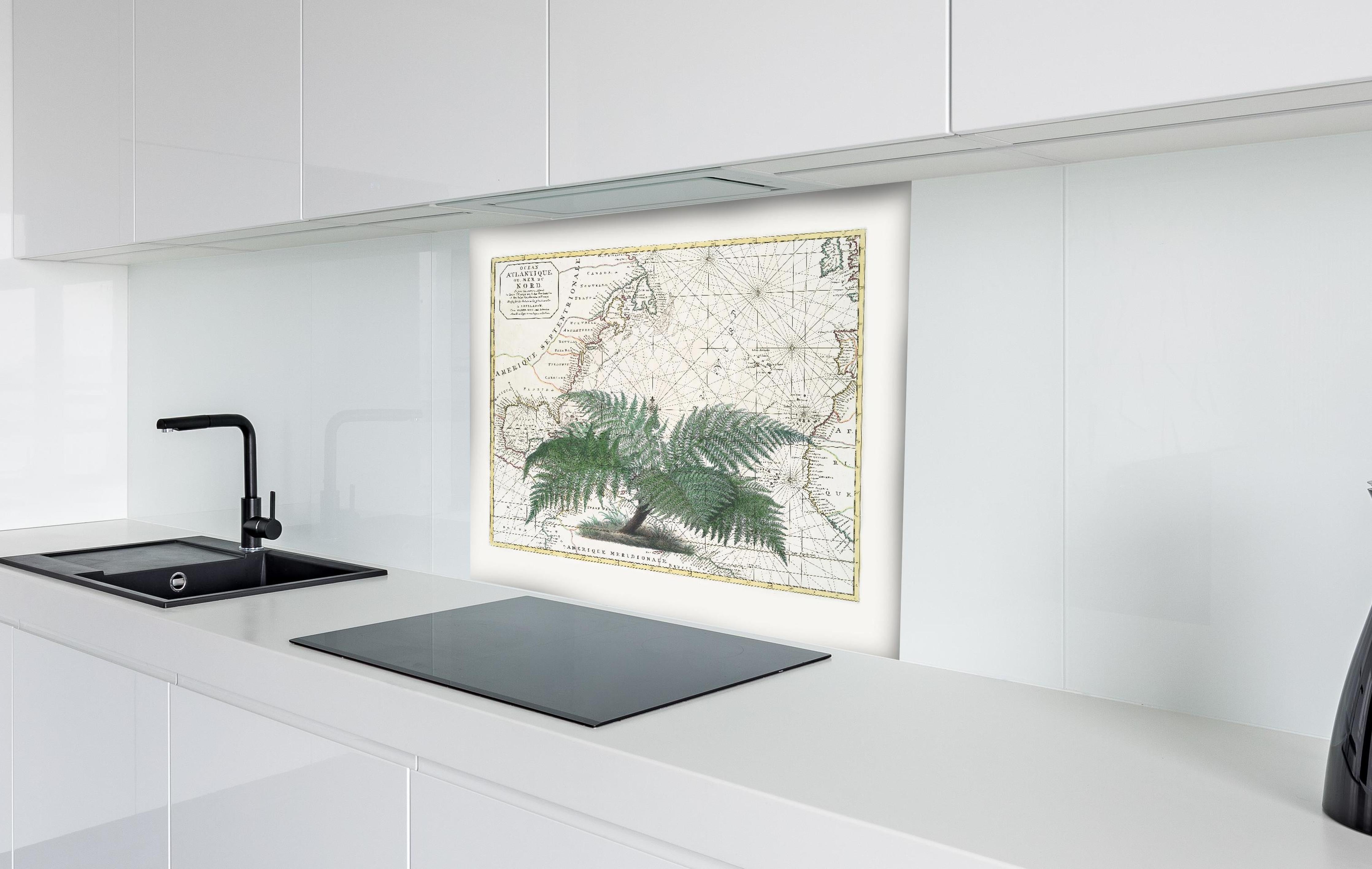 Spritzschutz - Tropical Empire No4 hinter einem Cerankochfeld zwischen Holz-Kochutensilien
