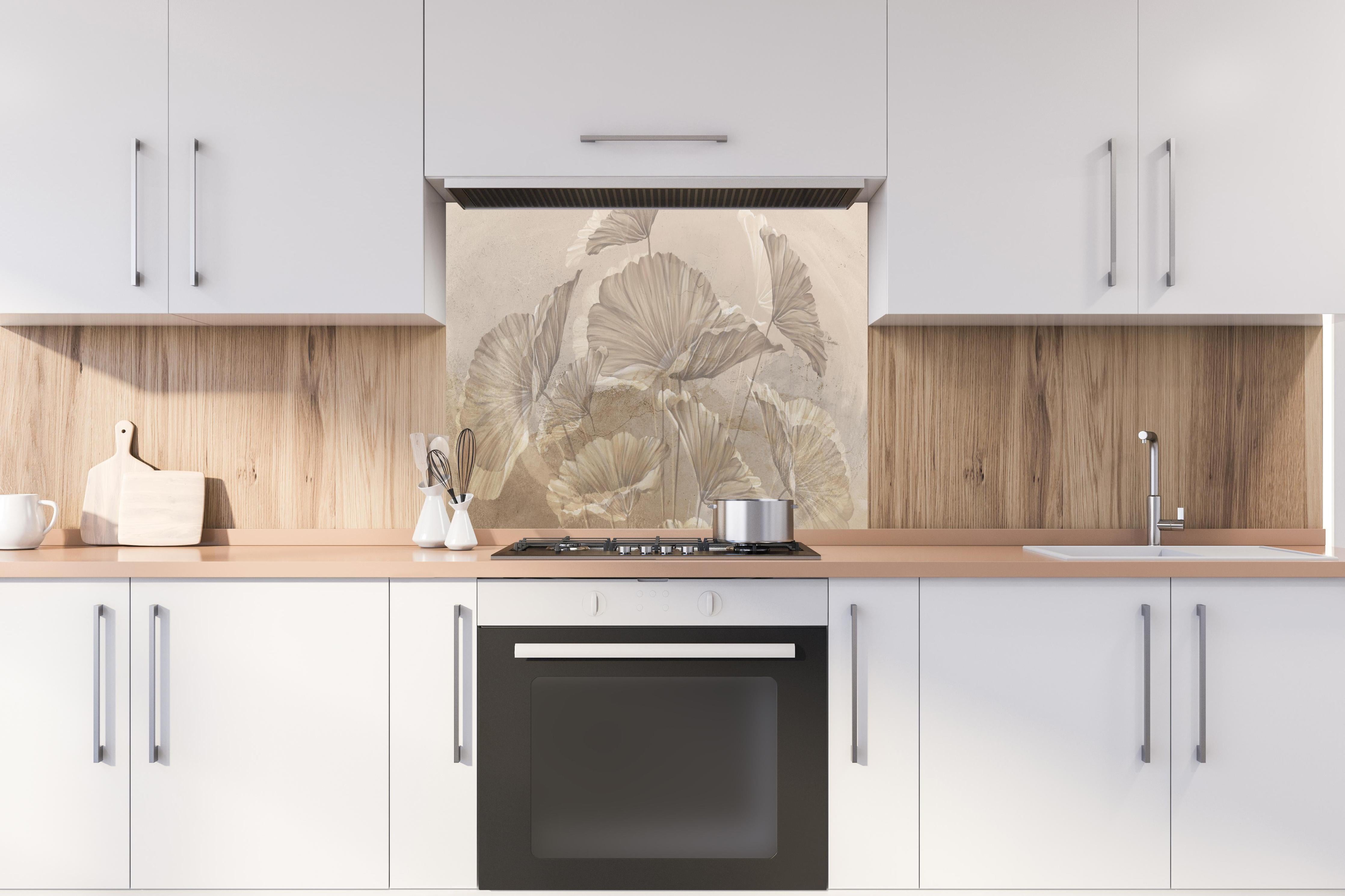 Spritzschutz - Tropische Blätter - Zeichnung hinter einem Cerankochfeld zwischen Holz-Kochutensilien
