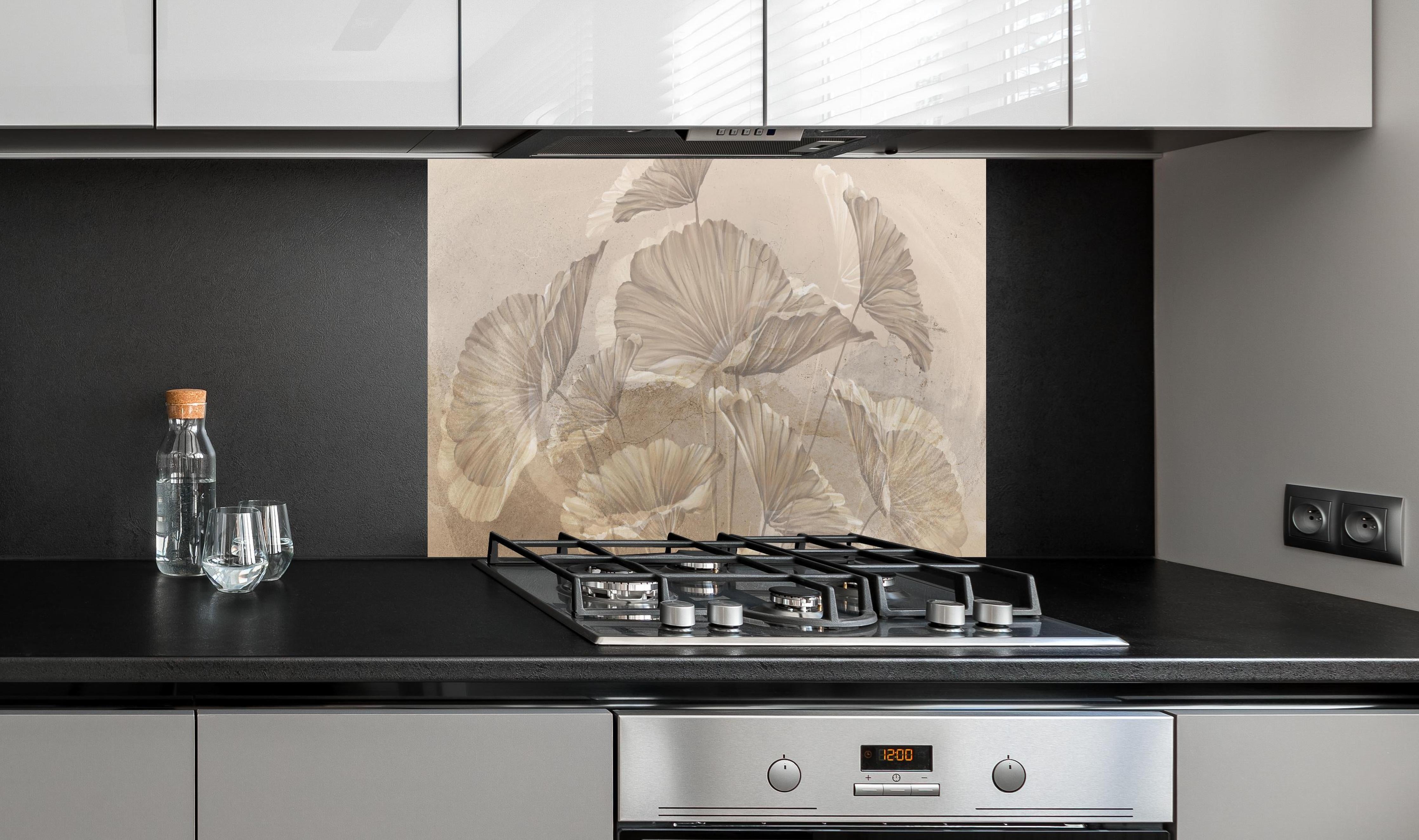 Spritzschutz - Tropische Blätter - Zeichnung hinter einem Cerankochfeld zwischen Holz-Kochutensilien
