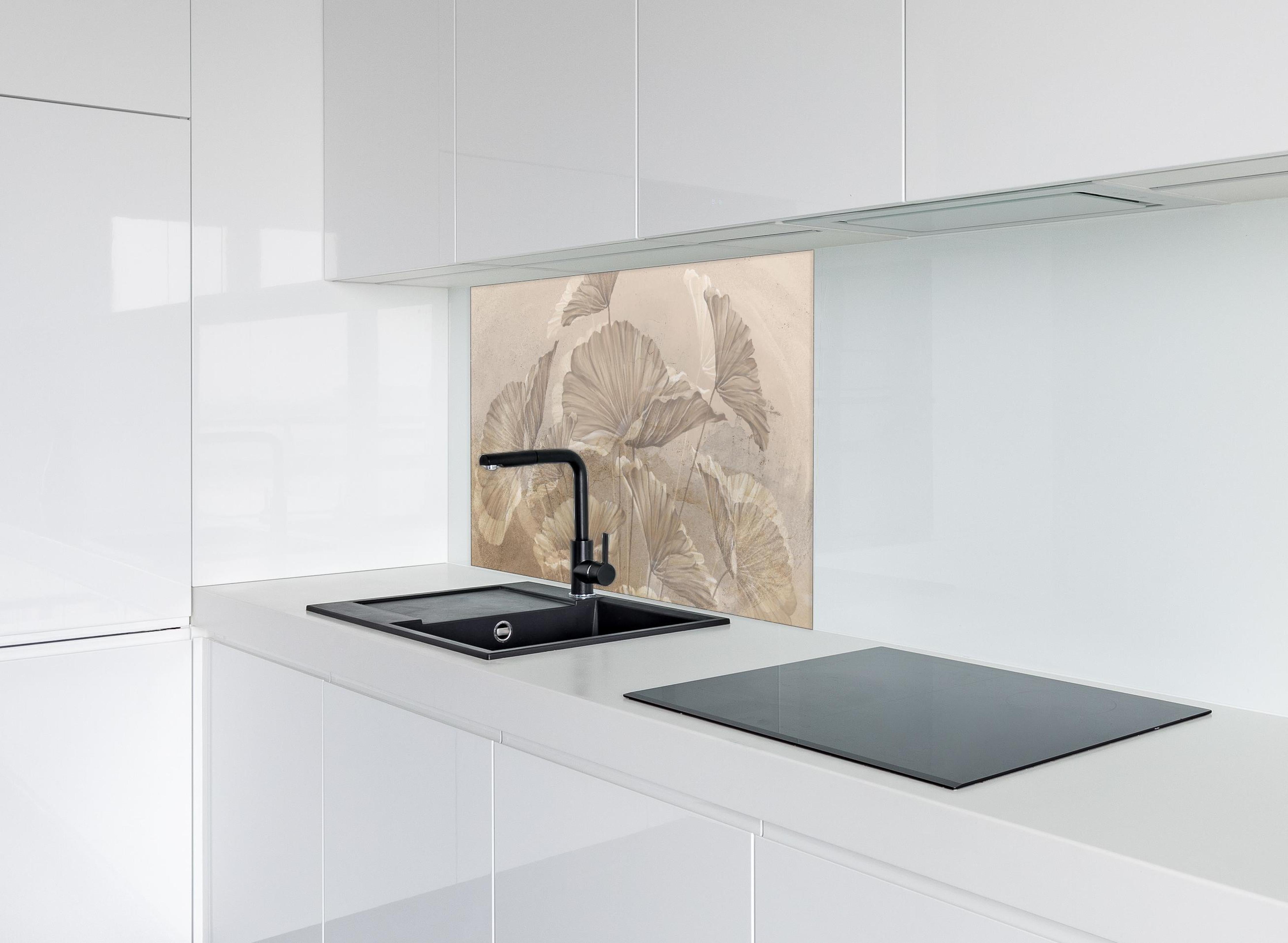 Spritzschutz - Tropische Blätter - Zeichnung hinter einem Cerankochfeld zwischen Holz-Kochutensilien
