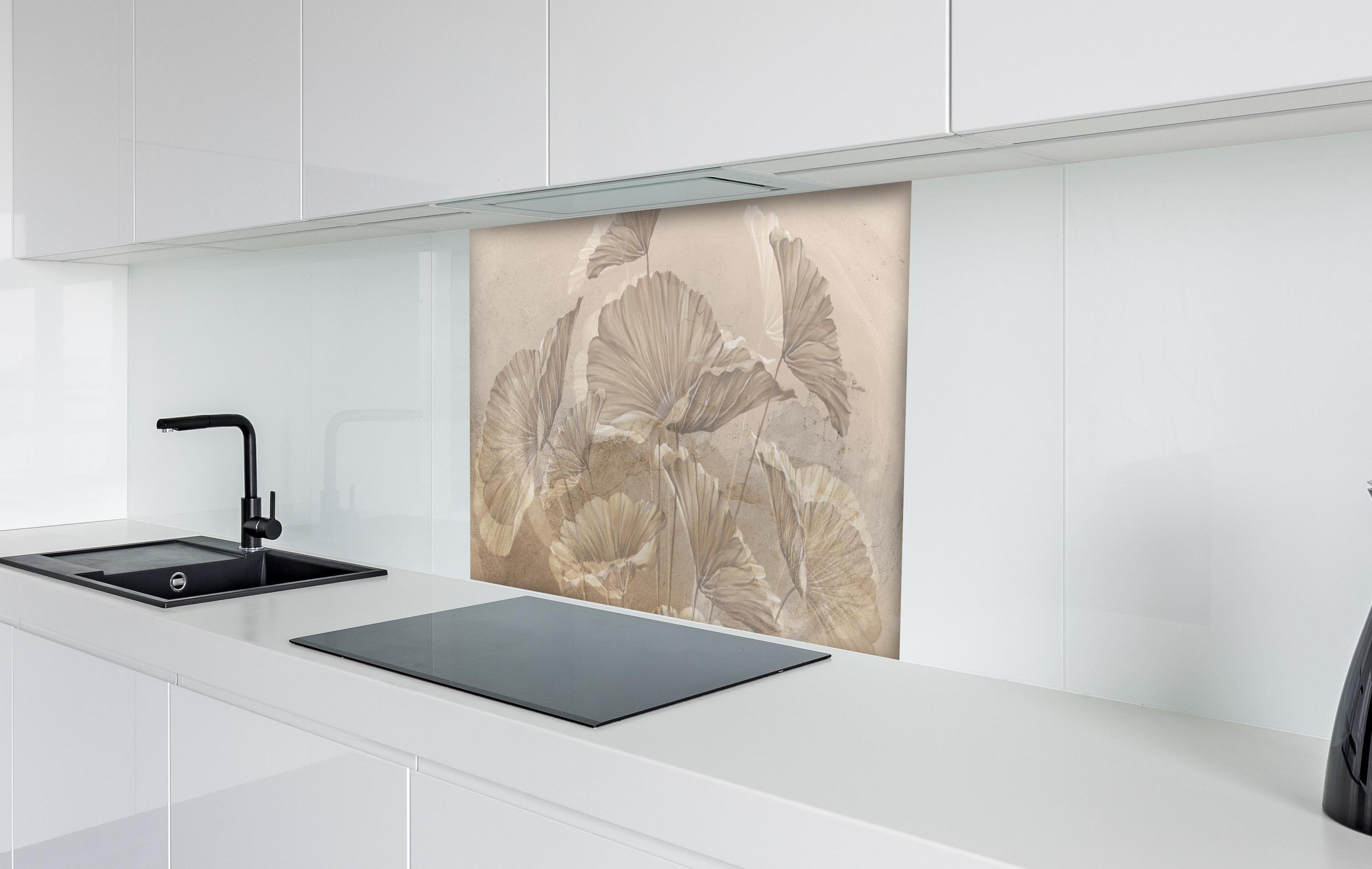 Spritzschutz - Tropische Blätter - Zeichnung hinter einem Cerankochfeld zwischen Holz-Kochutensilien
