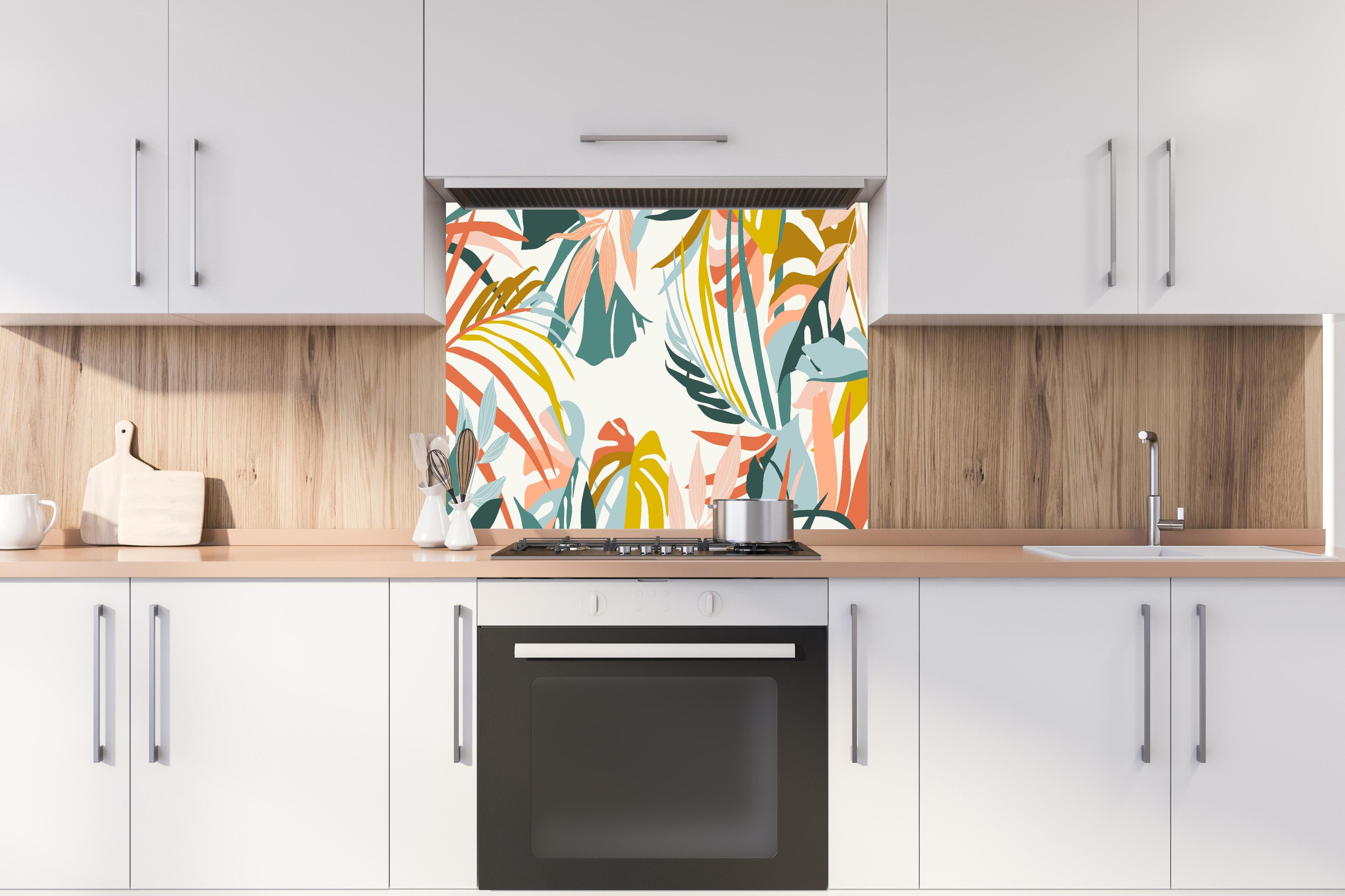 Spritzschutz - Tropische Blätter Pastellfarben Illustration hinter einem Cerankochfeld zwischen Holz-Kochutensilien
