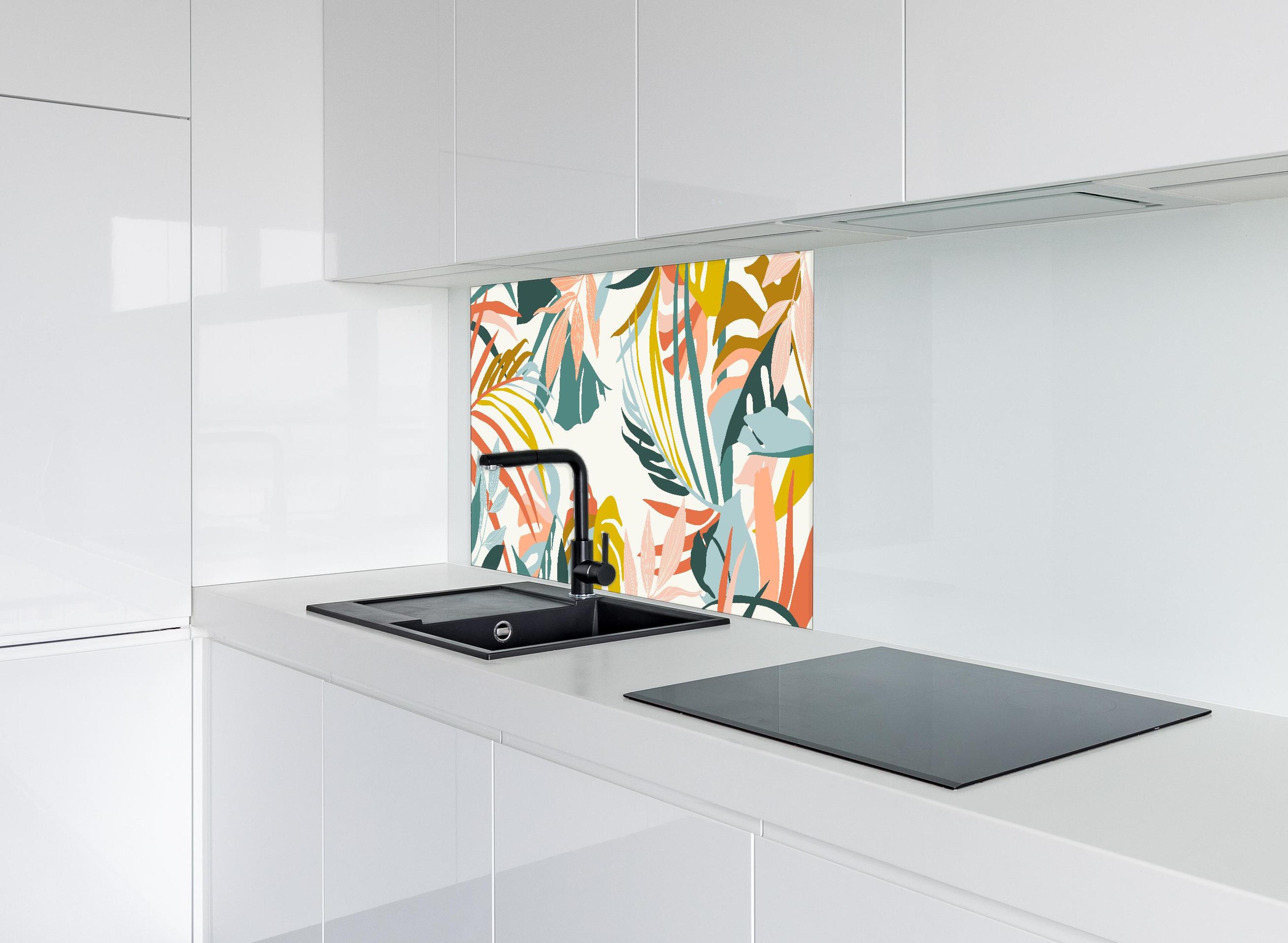 Spritzschutz - Tropische Blätter Pastellfarben Illustration hinter einem Cerankochfeld zwischen Holz-Kochutensilien
