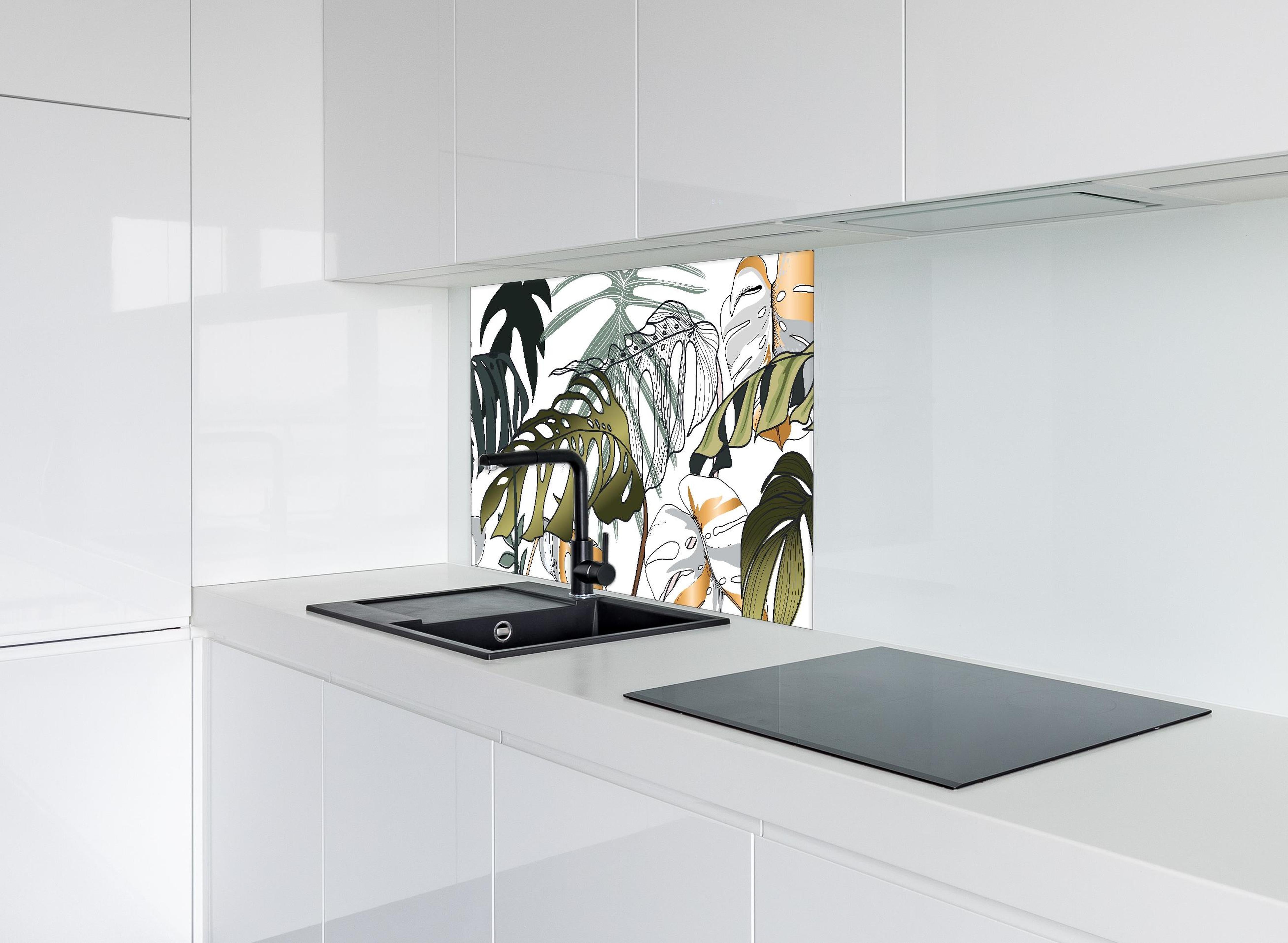Spritzschutz - Tropische Blätter hinter einem Cerankochfeld zwischen Holz-Kochutensilien
