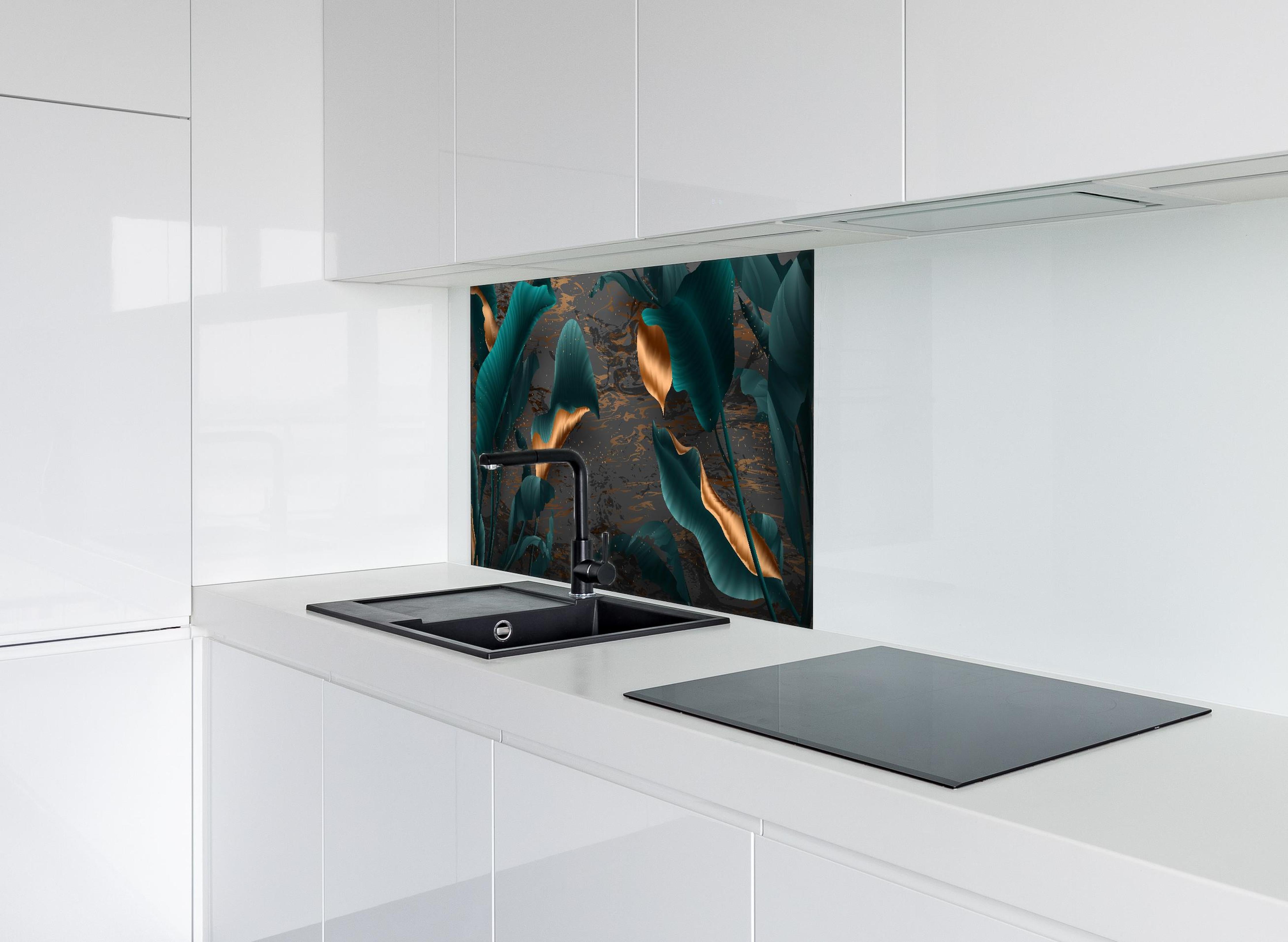 Spritzschutz - Tropische Blätter mit goldener Marmorierung hinter einem Cerankochfeld zwischen Holz-Kochutensilien
