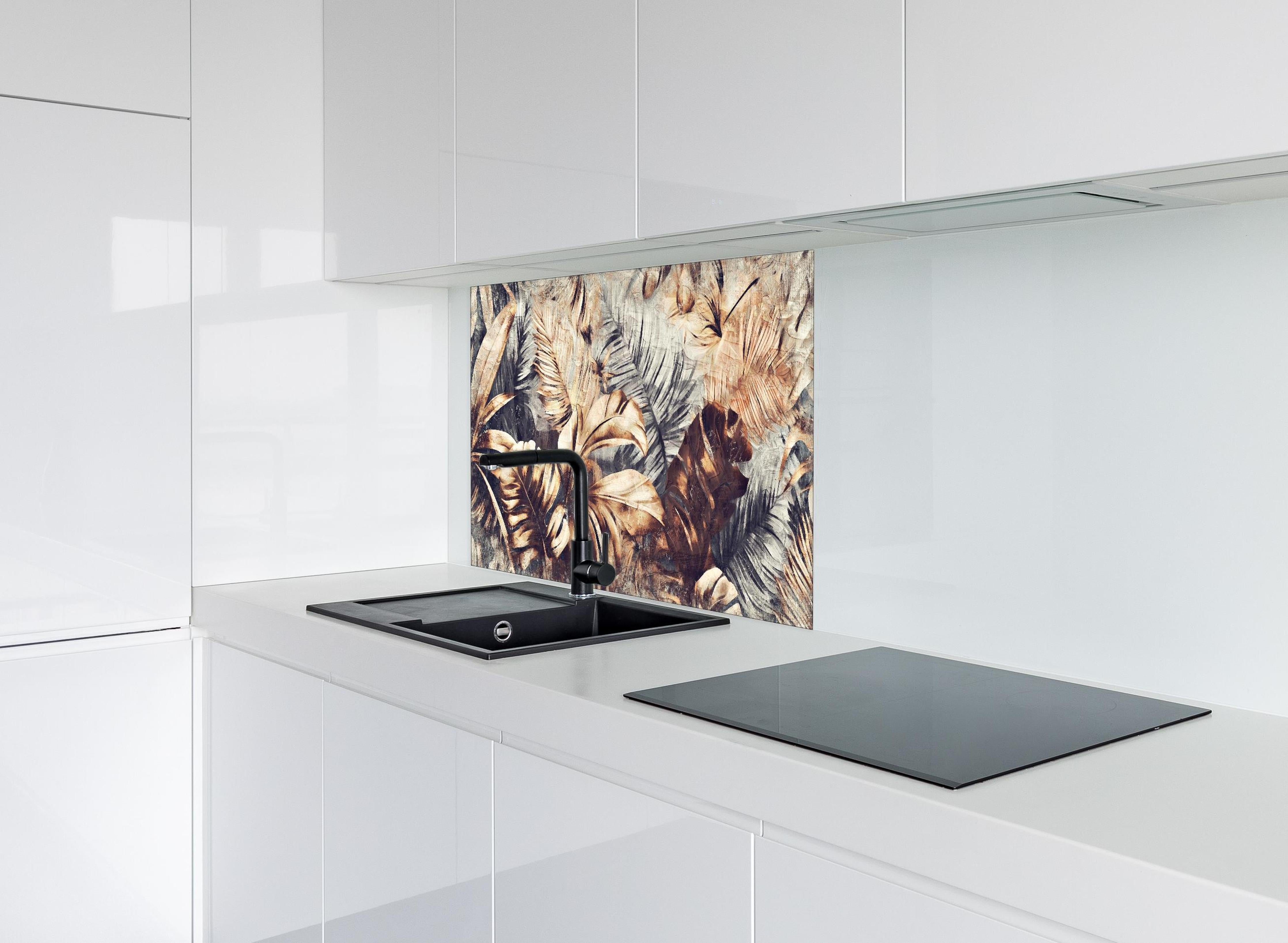 Spritzschutz - Tropische Palmenblätter in Gelb-Braun hinter einem Cerankochfeld zwischen Holz-Kochutensilien
