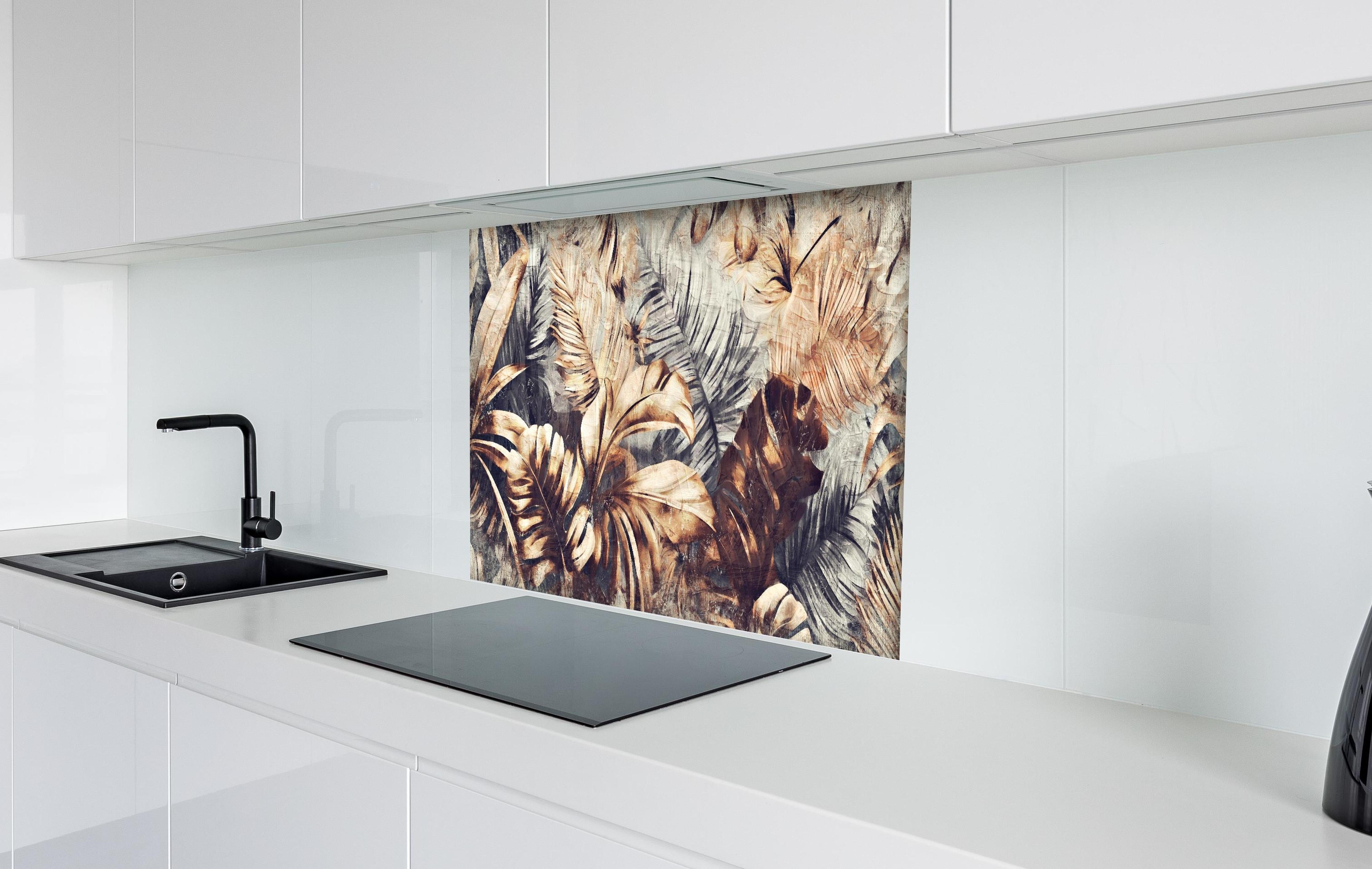 Spritzschutz - Tropische Palmenblätter in Gelb-Braun hinter einem Cerankochfeld zwischen Holz-Kochutensilien
