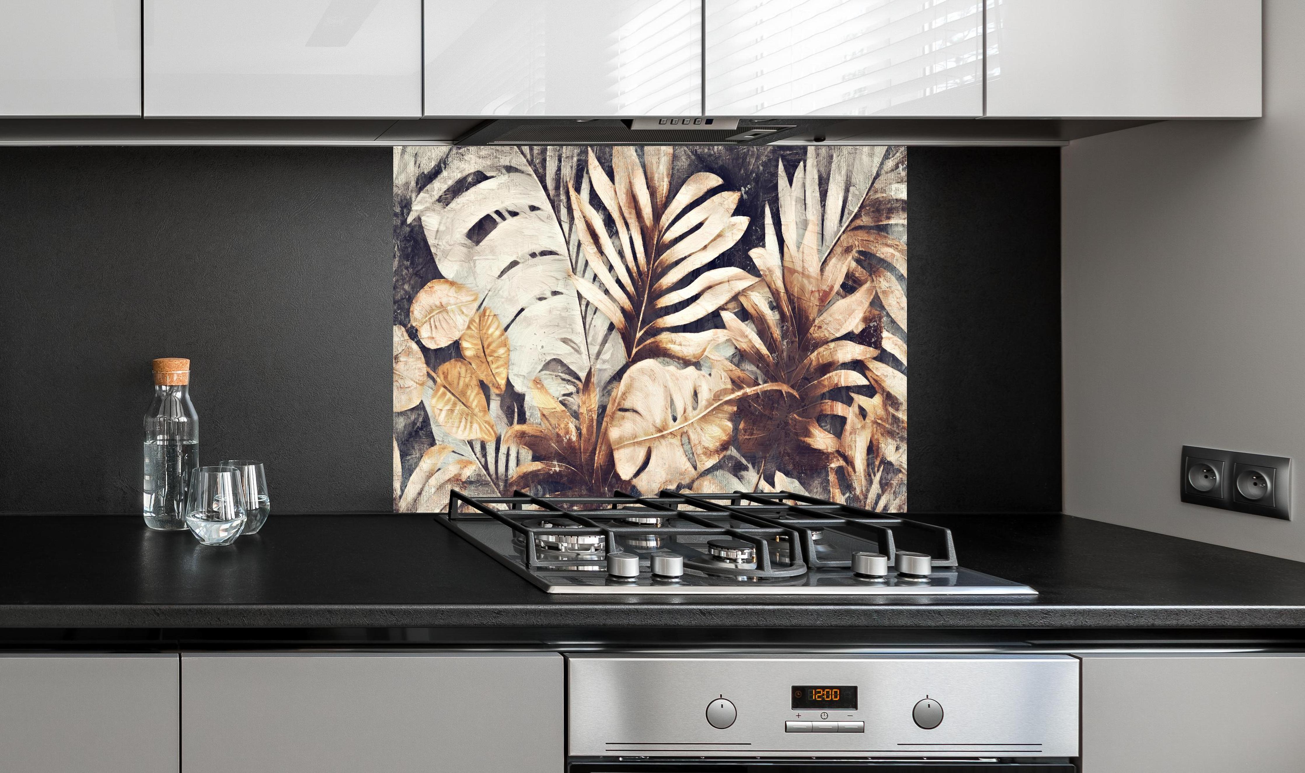 Spritzschutz - Tropische Pflanzen Kunst Textur Gelb Grün hinter einem Cerankochfeld zwischen Holz-Kochutensilien
