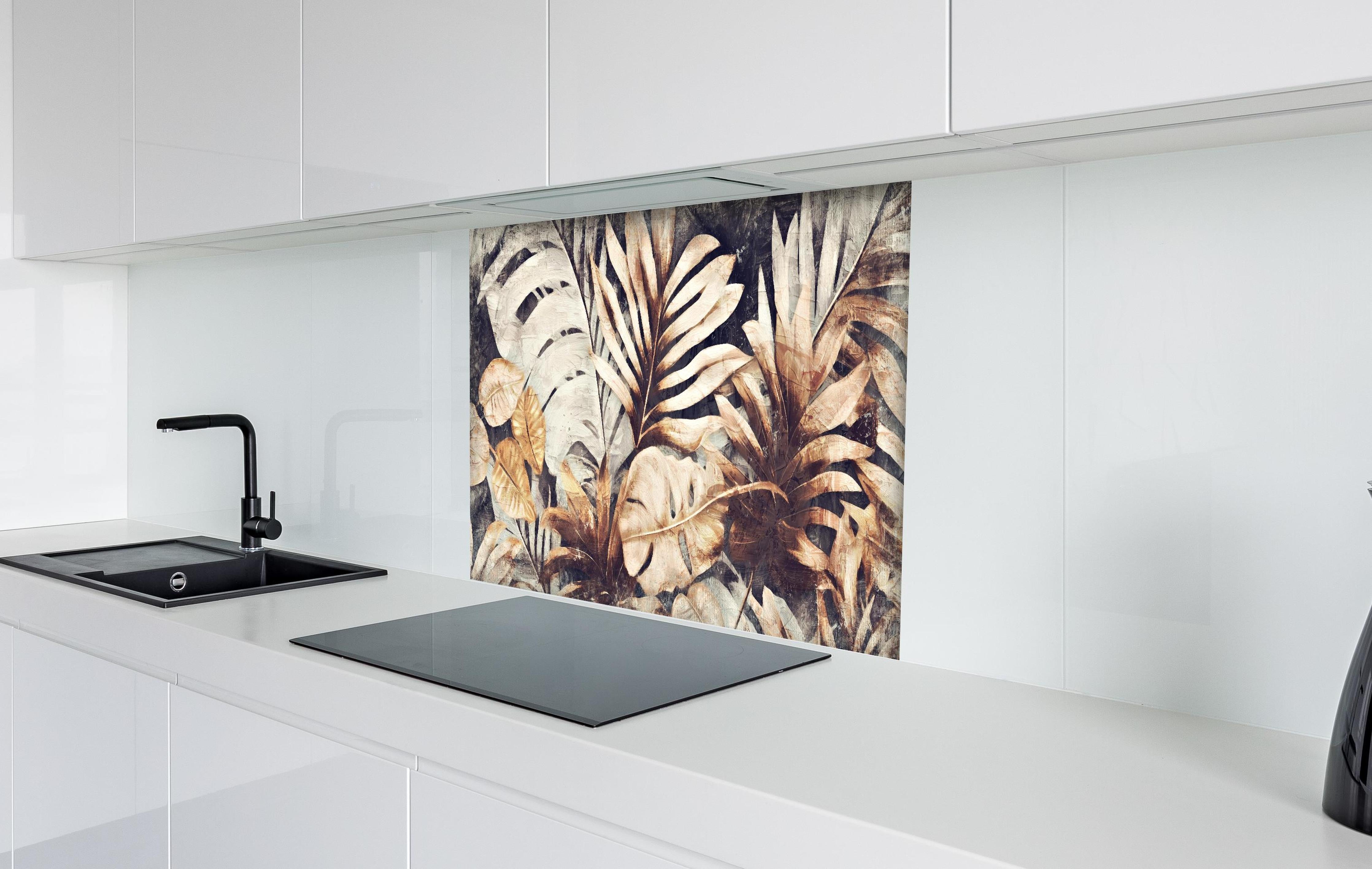 Spritzschutz - Tropische Pflanzen Kunst Textur Gelb Grün hinter einem Cerankochfeld zwischen Holz-Kochutensilien

