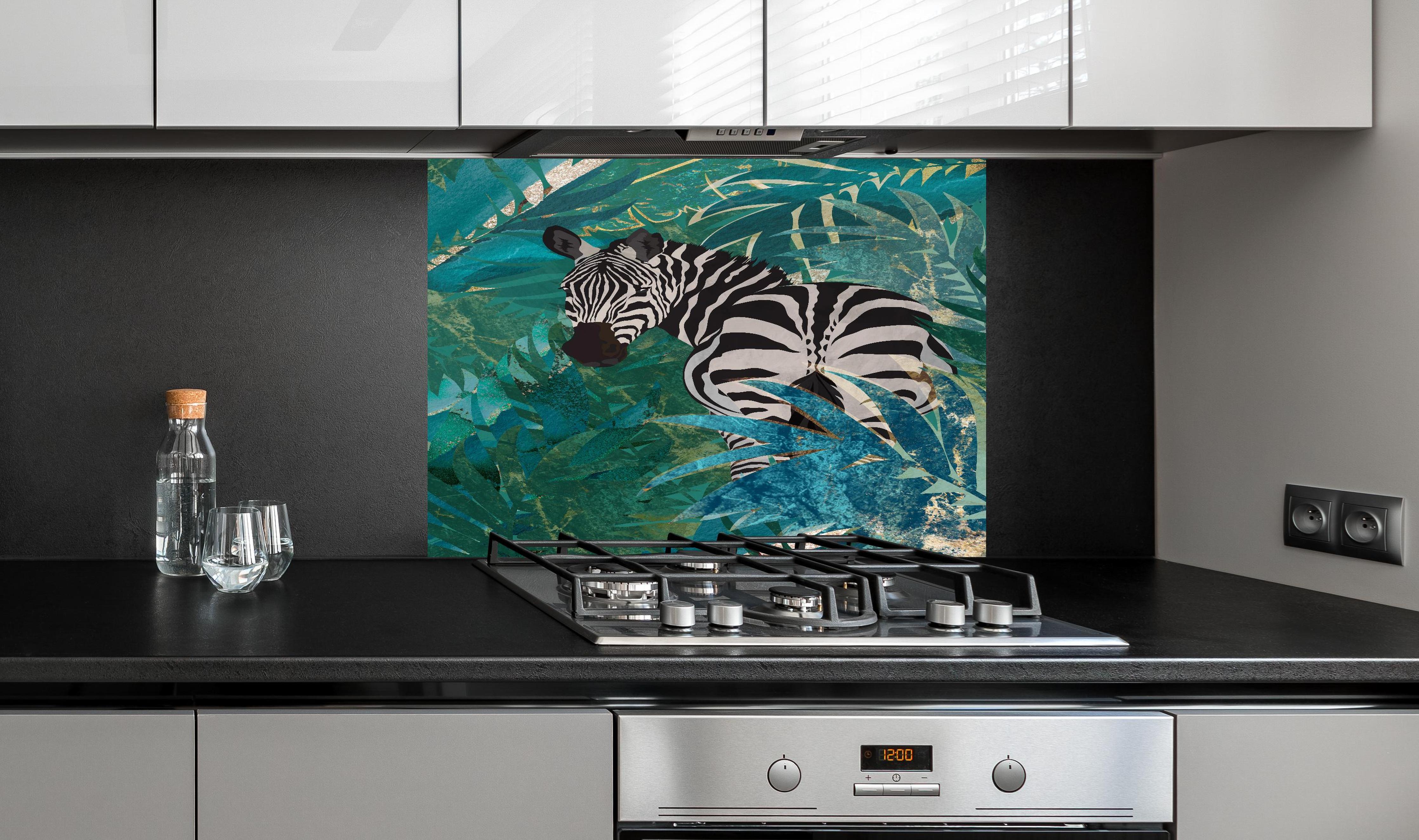 Spritzschutz - Tropische Zeichnung - Zebra hinter einem Cerankochfeld zwischen Holz-Kochutensilien
