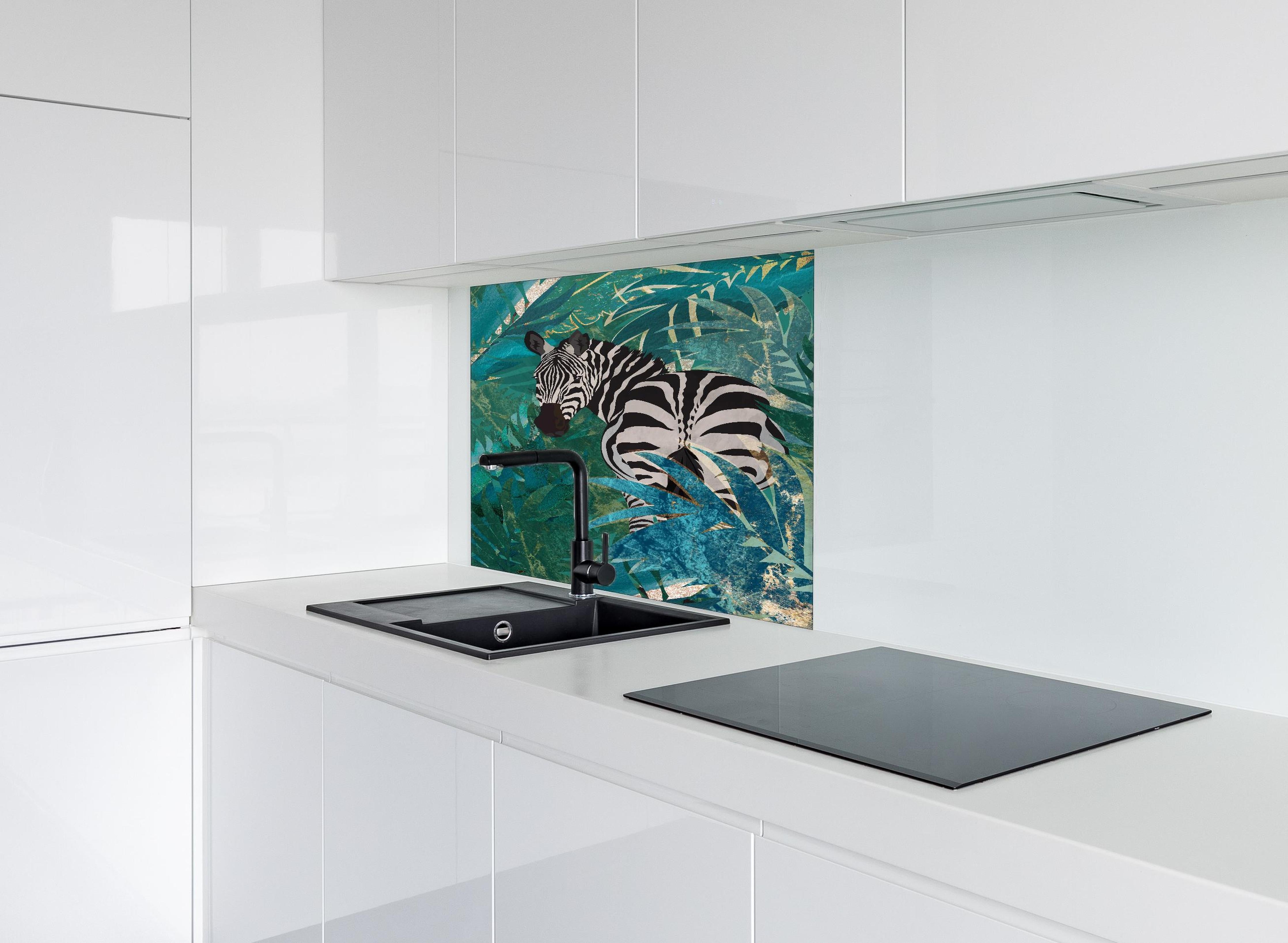 Spritzschutz - Tropische Zeichnung - Zebra hinter einem Cerankochfeld zwischen Holz-Kochutensilien
