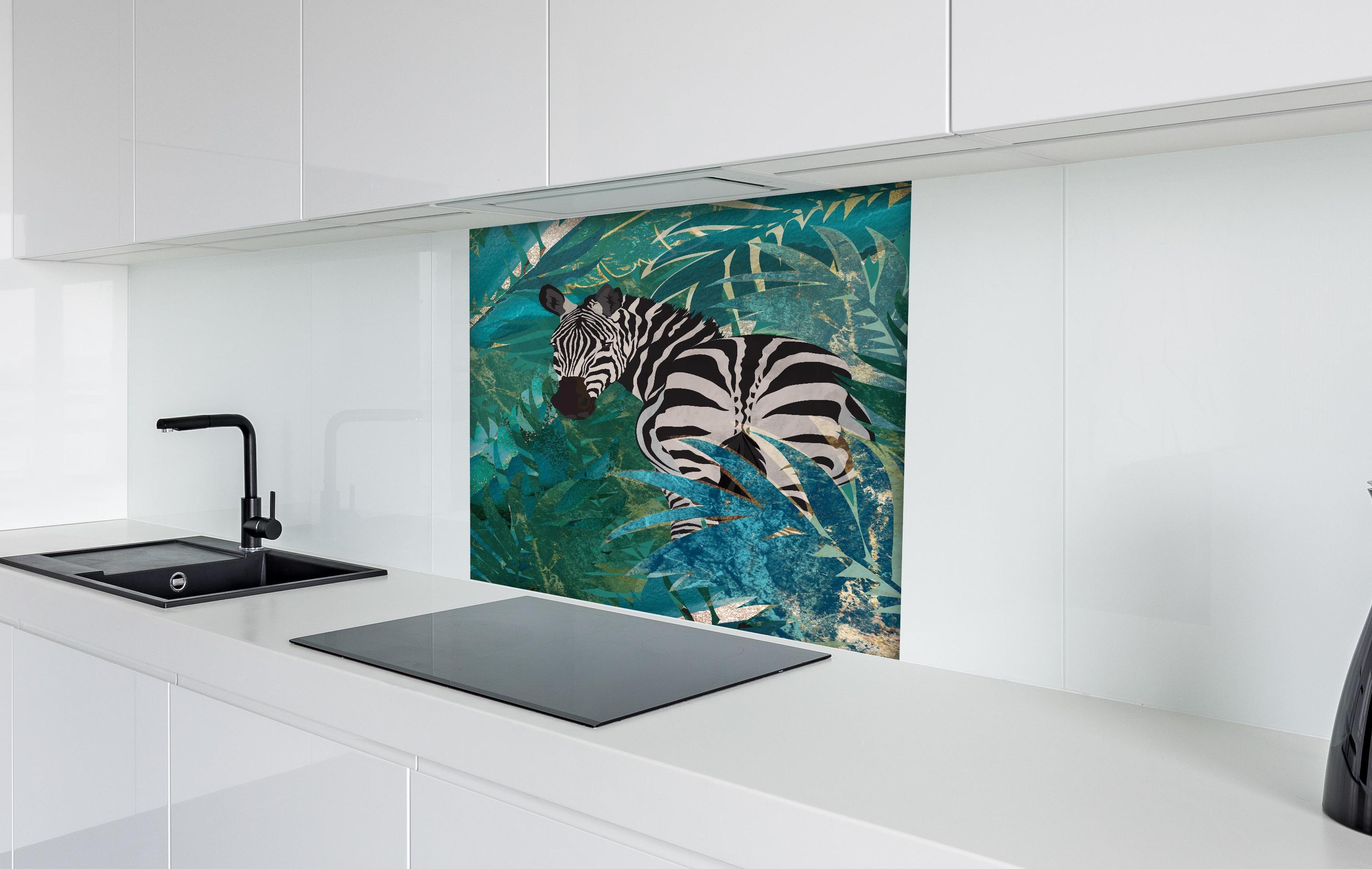 Spritzschutz - Tropische Zeichnung - Zebra hinter einem Cerankochfeld zwischen Holz-Kochutensilien
