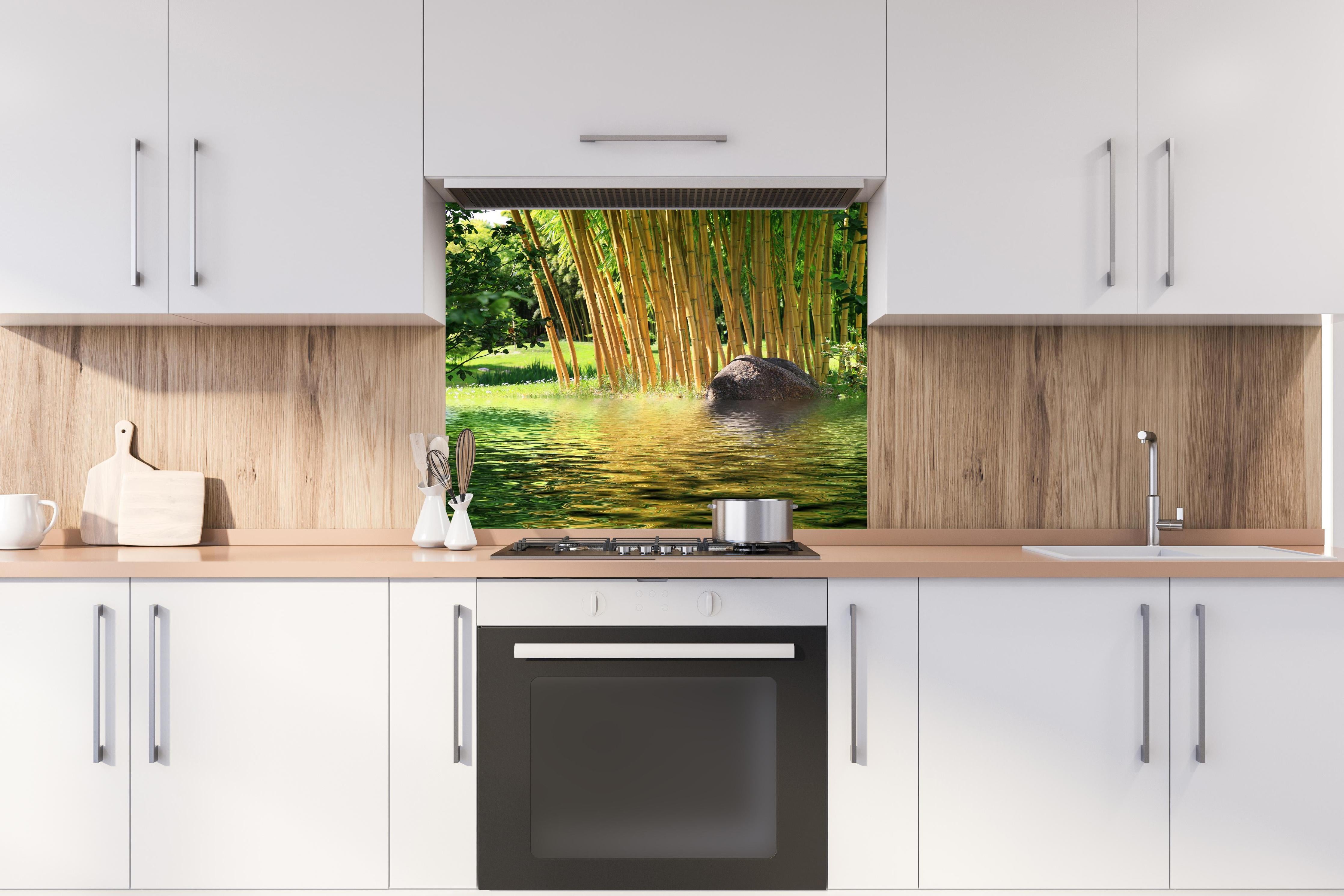 Spritzschutz - Tropischer Bambuswald mit See in Zentralasien hinter einem Cerankochfeld zwischen Holz-Kochutensilien
