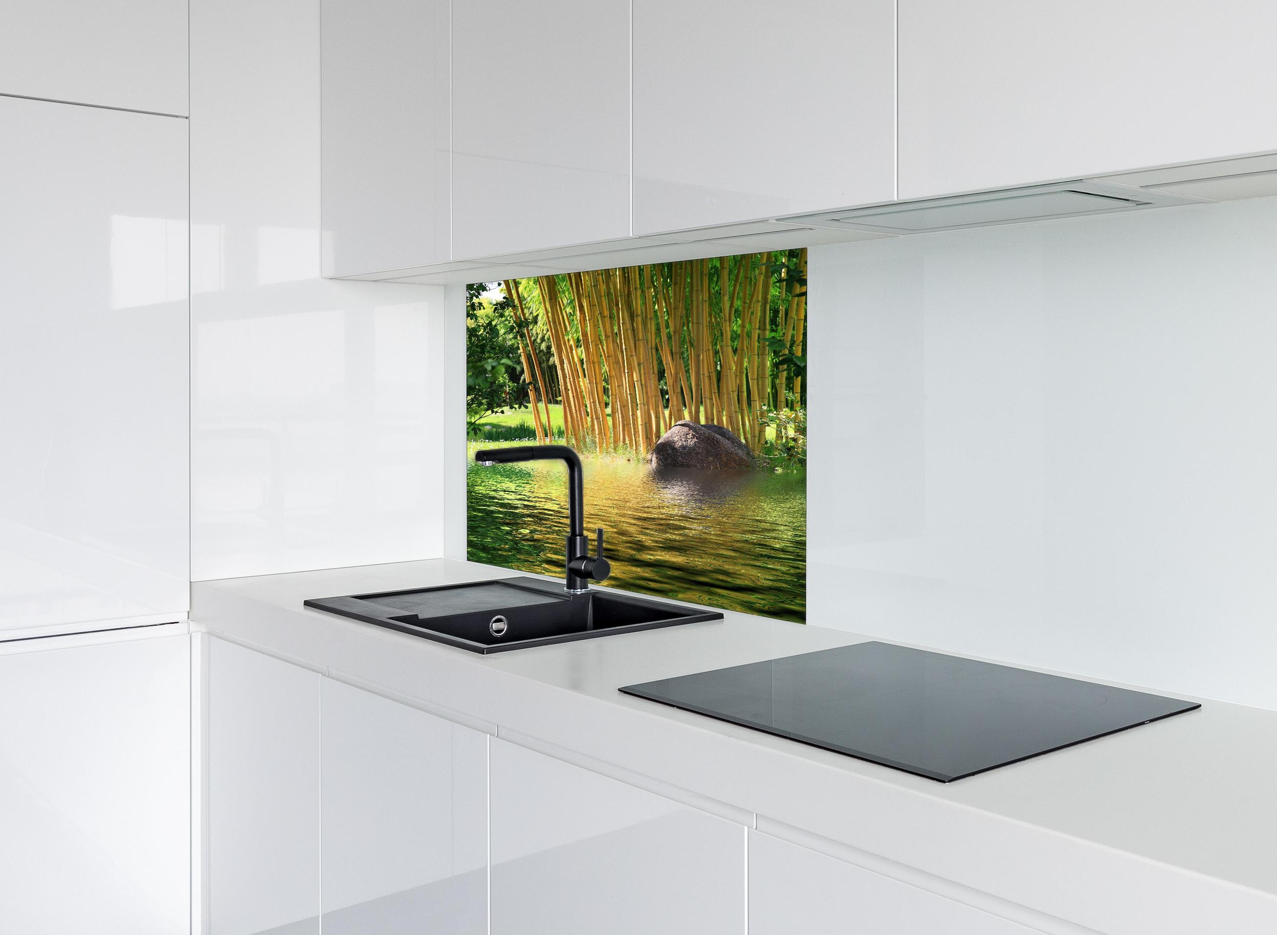 Spritzschutz - Tropischer Bambuswald mit See in Zentralasien hinter einem Cerankochfeld zwischen Holz-Kochutensilien
