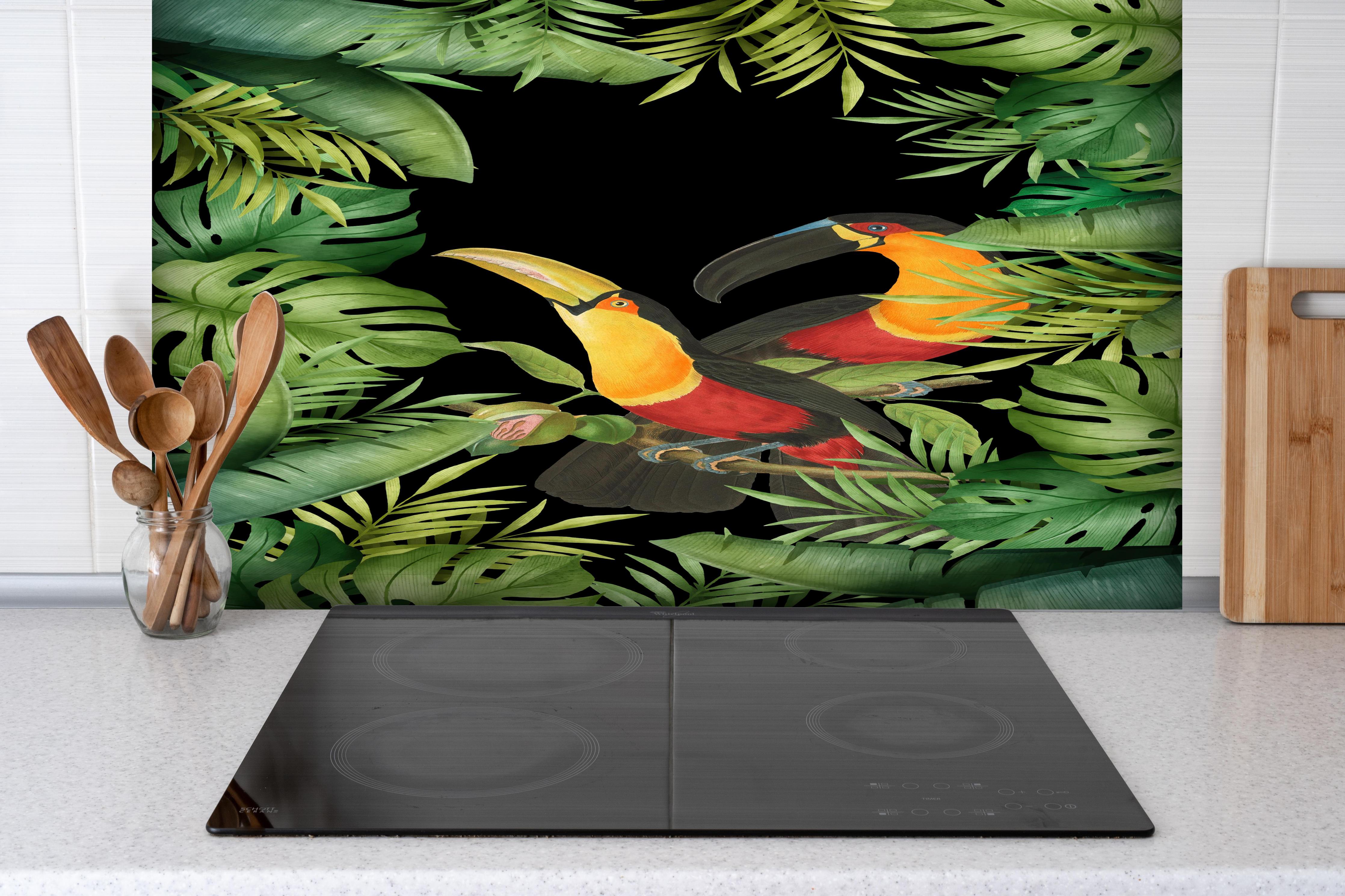 Spritzschutz - Tropischer Dschungel - Tukane hinter einem Cerankochfeld zwischen Holz-Kochutensilien
