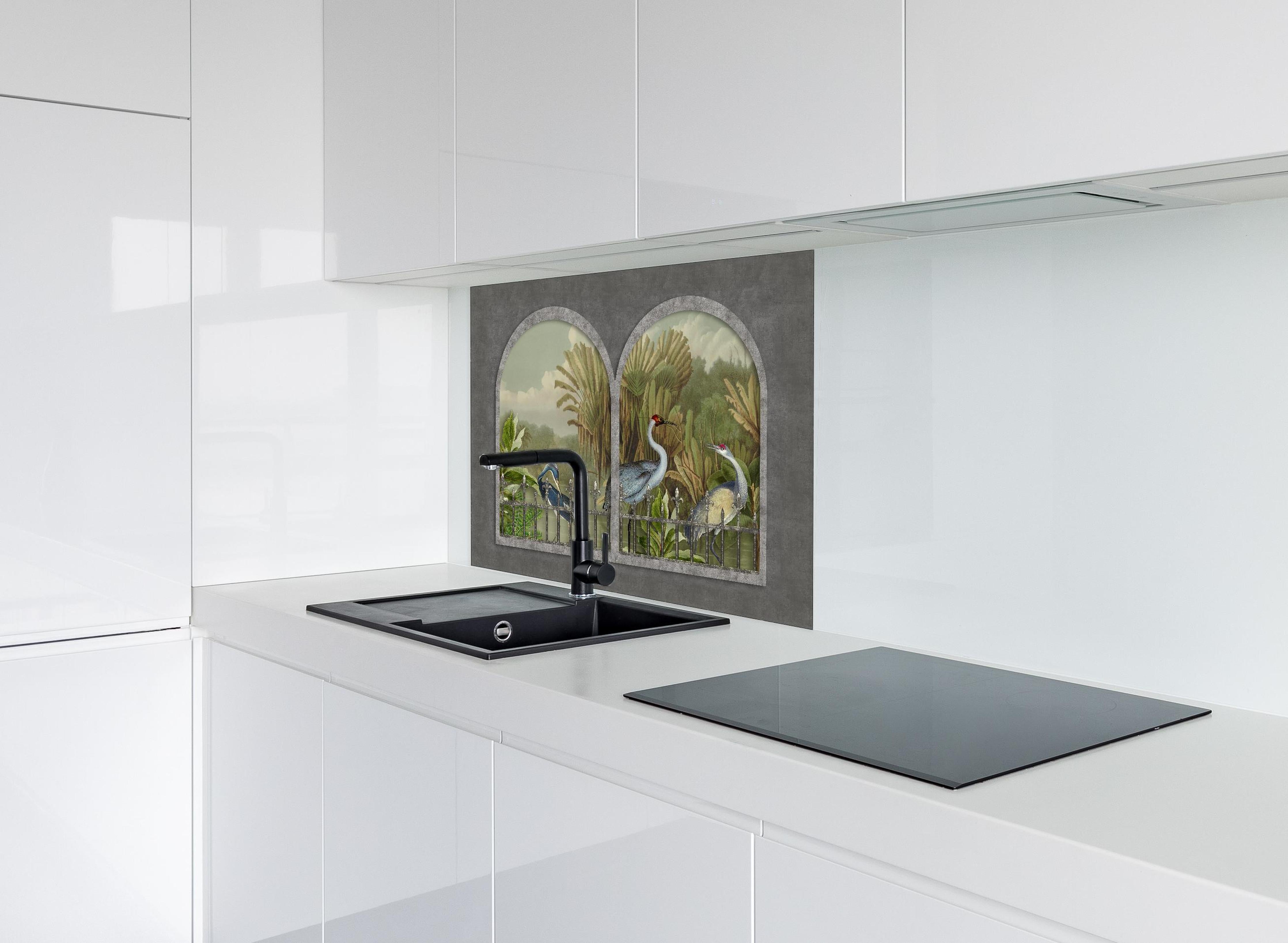 Spritzschutz - Tropischer Dschungel mit Kranichen Motiv hinter einem Cerankochfeld zwischen Holz-Kochutensilien
