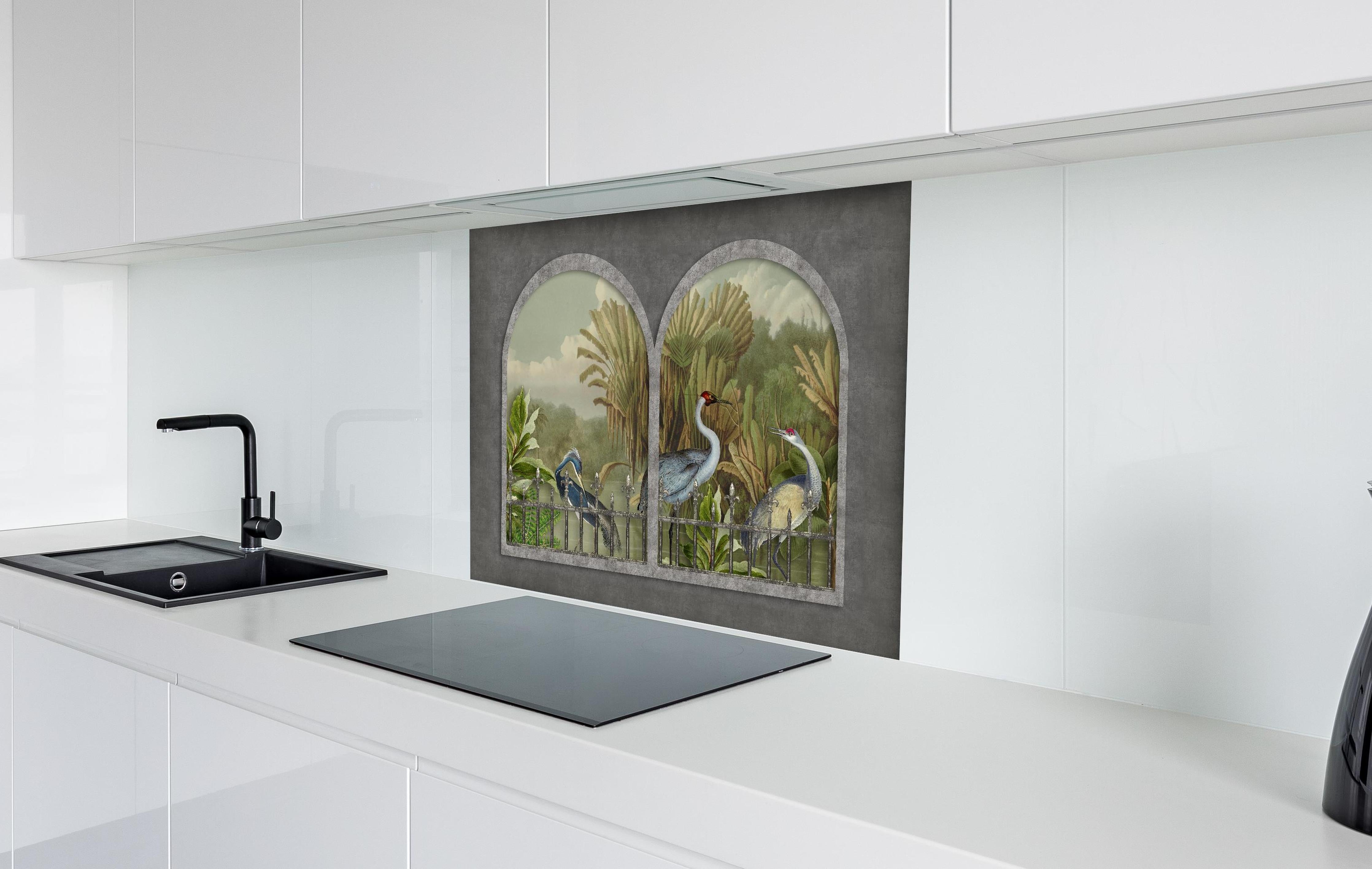 Spritzschutz - Tropischer Dschungel mit Kranichen Motiv hinter einem Cerankochfeld zwischen Holz-Kochutensilien
