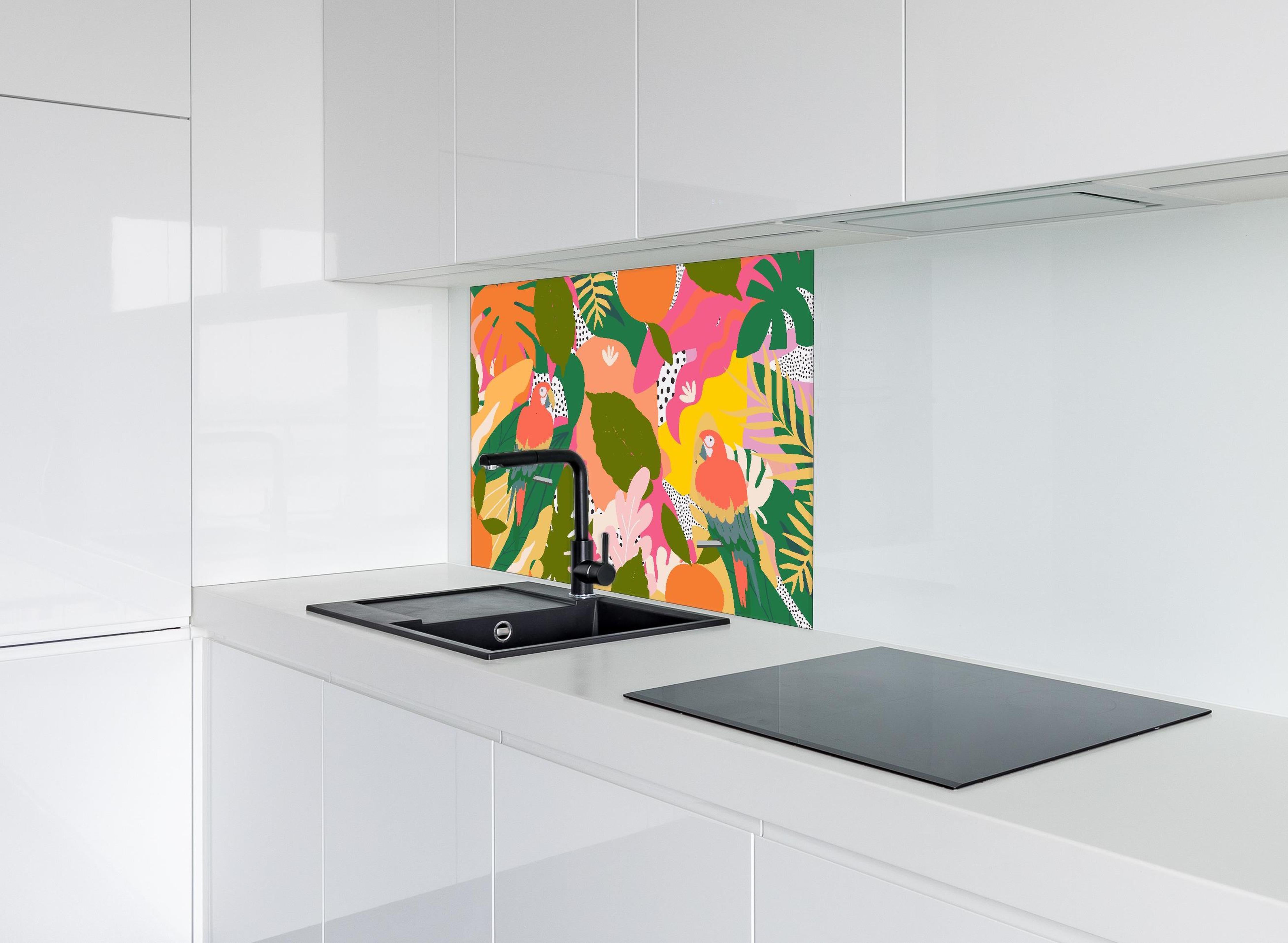 Spritzschutz - Tropischer Dschungel mit bunten Papageien hinter einem Cerankochfeld zwischen Holz-Kochutensilien
