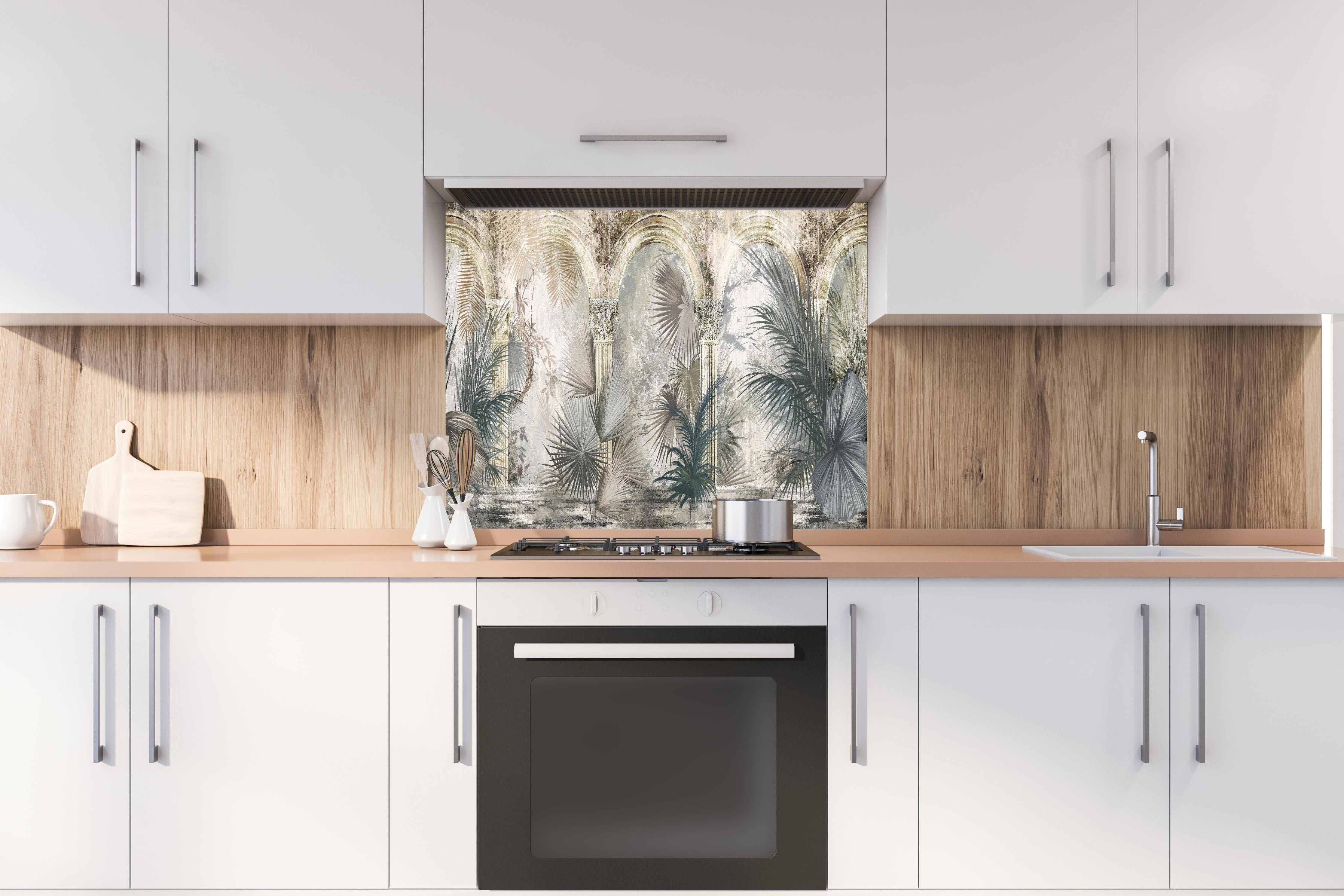 Spritzschutz - Tropischer Wald - Zeichnung hinter einem Cerankochfeld zwischen Holz-Kochutensilien
