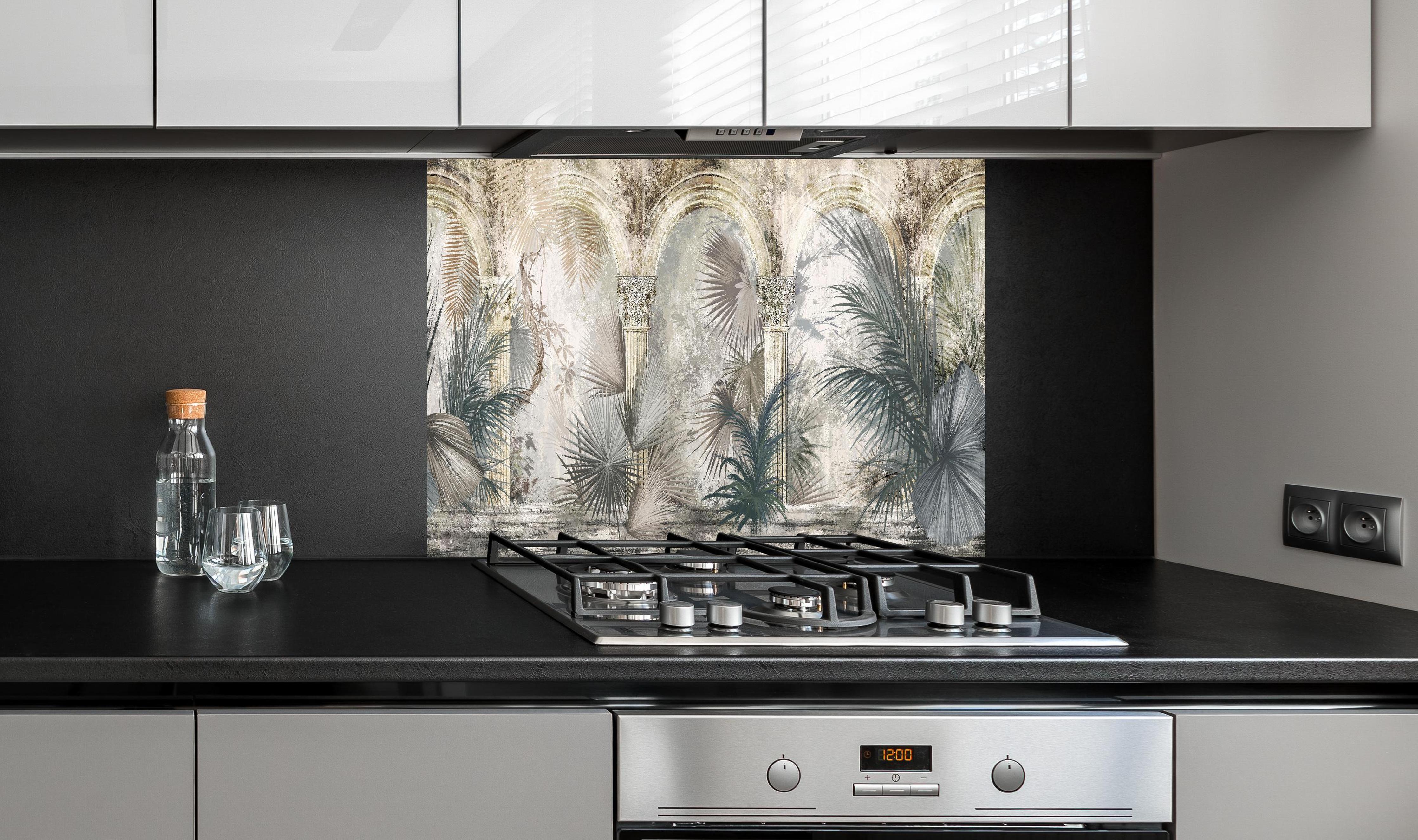 Spritzschutz - Tropischer Wald - Zeichnung hinter einem Cerankochfeld zwischen Holz-Kochutensilien
