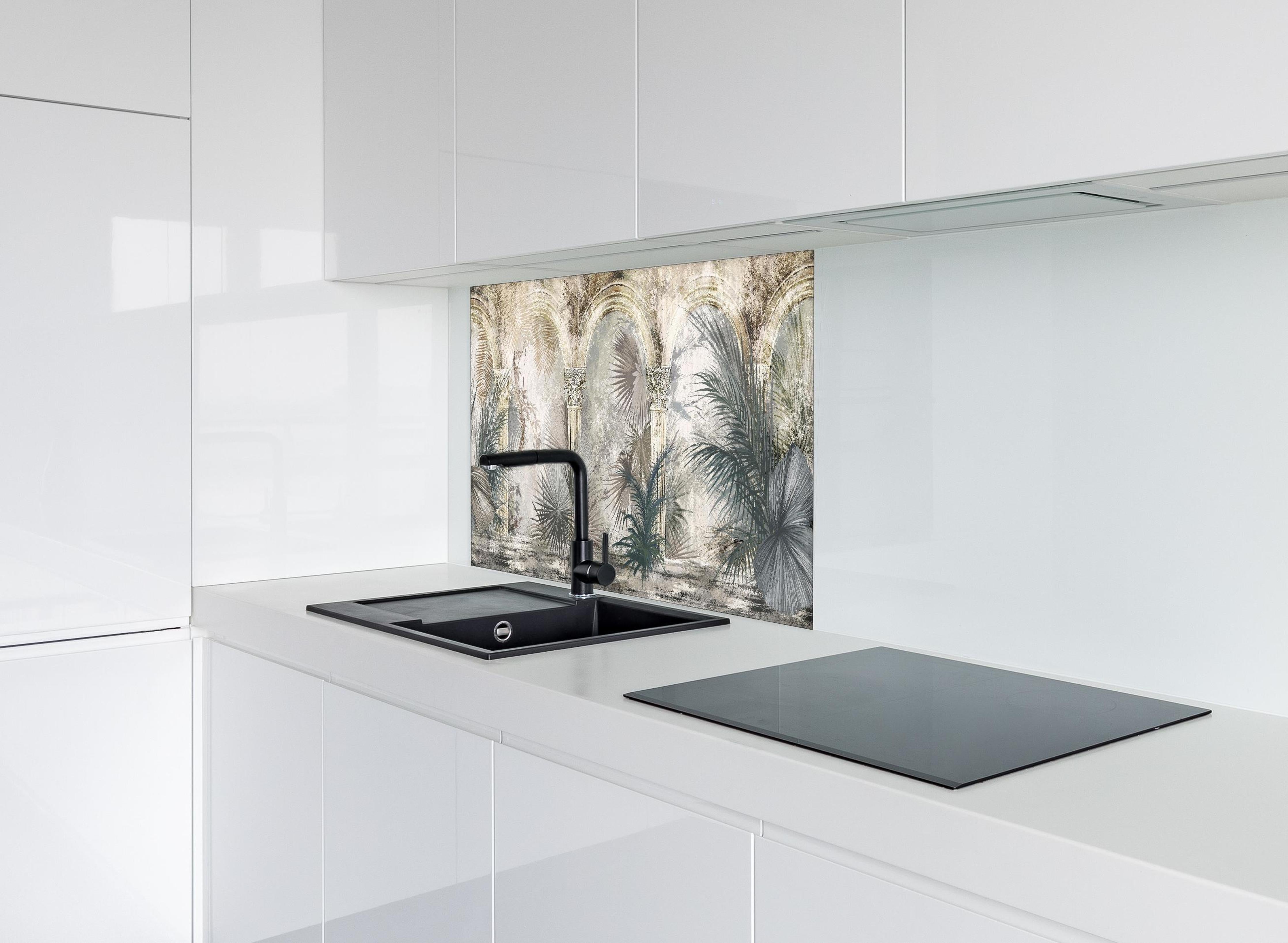 Spritzschutz - Tropischer Wald - Zeichnung hinter einem Cerankochfeld zwischen Holz-Kochutensilien
