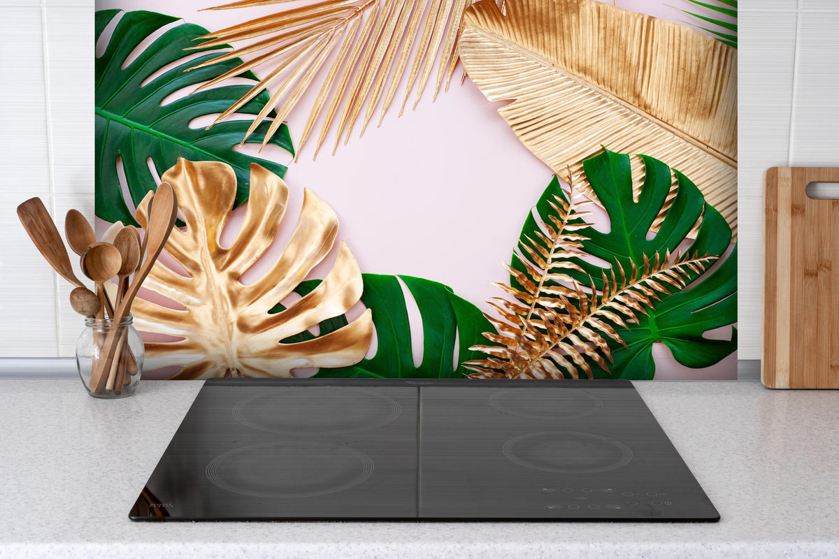 Spritzschutz - Tropisches Blätter Design - Floral hinter einem Cerankochfeld zwischen Holz-Kochutensilien
