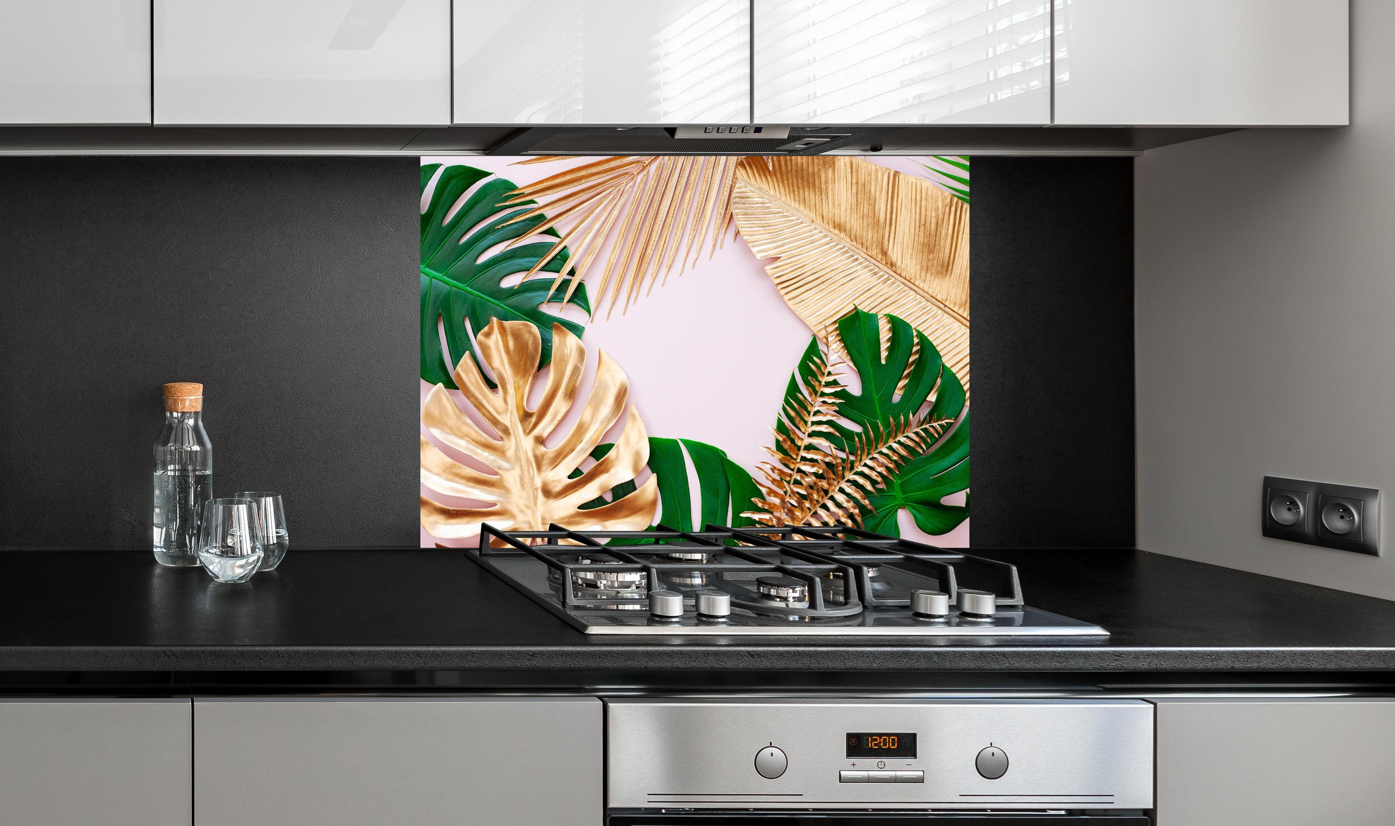 Spritzschutz - Tropisches Blätter Design - Floral hinter einem Cerankochfeld zwischen Holz-Kochutensilien
