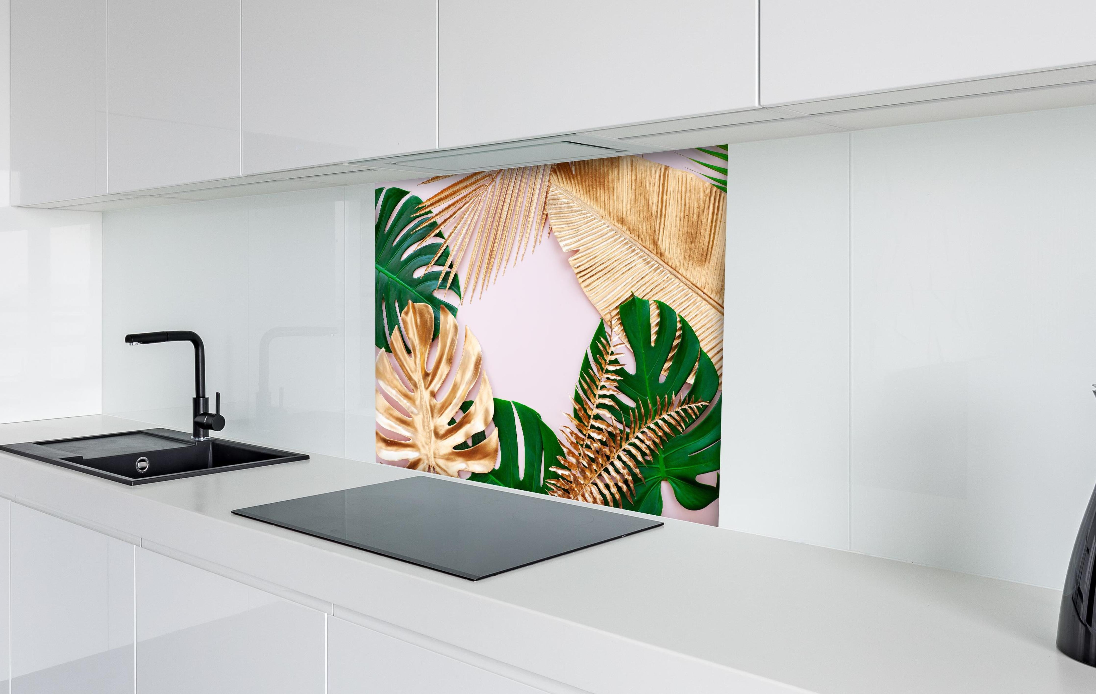 Spritzschutz - Tropisches Blätter Design - Floral hinter einem Cerankochfeld zwischen Holz-Kochutensilien
