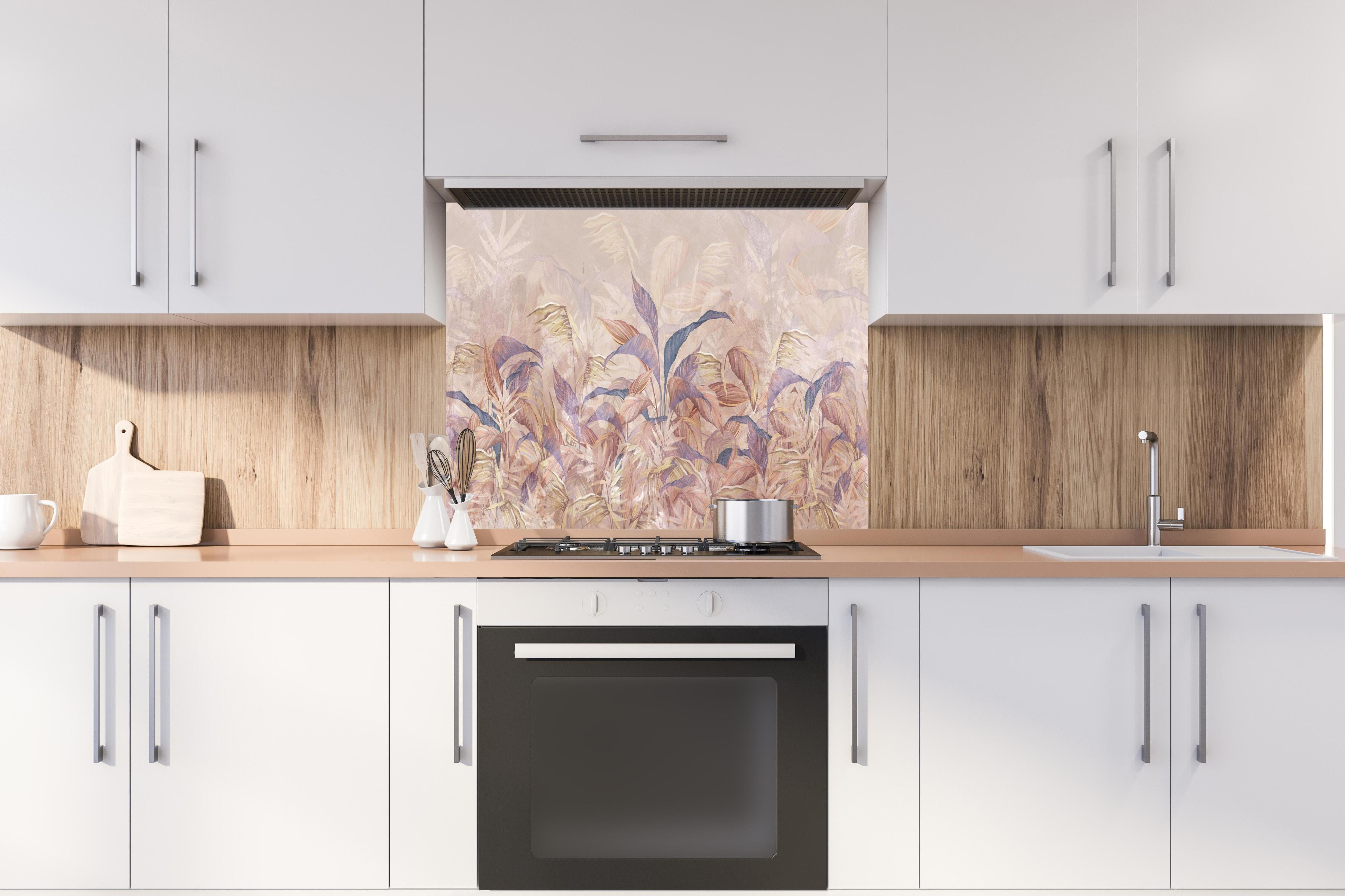 Spritzschutz - Tropisches Blätter Design hinter einem Cerankochfeld zwischen Holz-Kochutensilien
