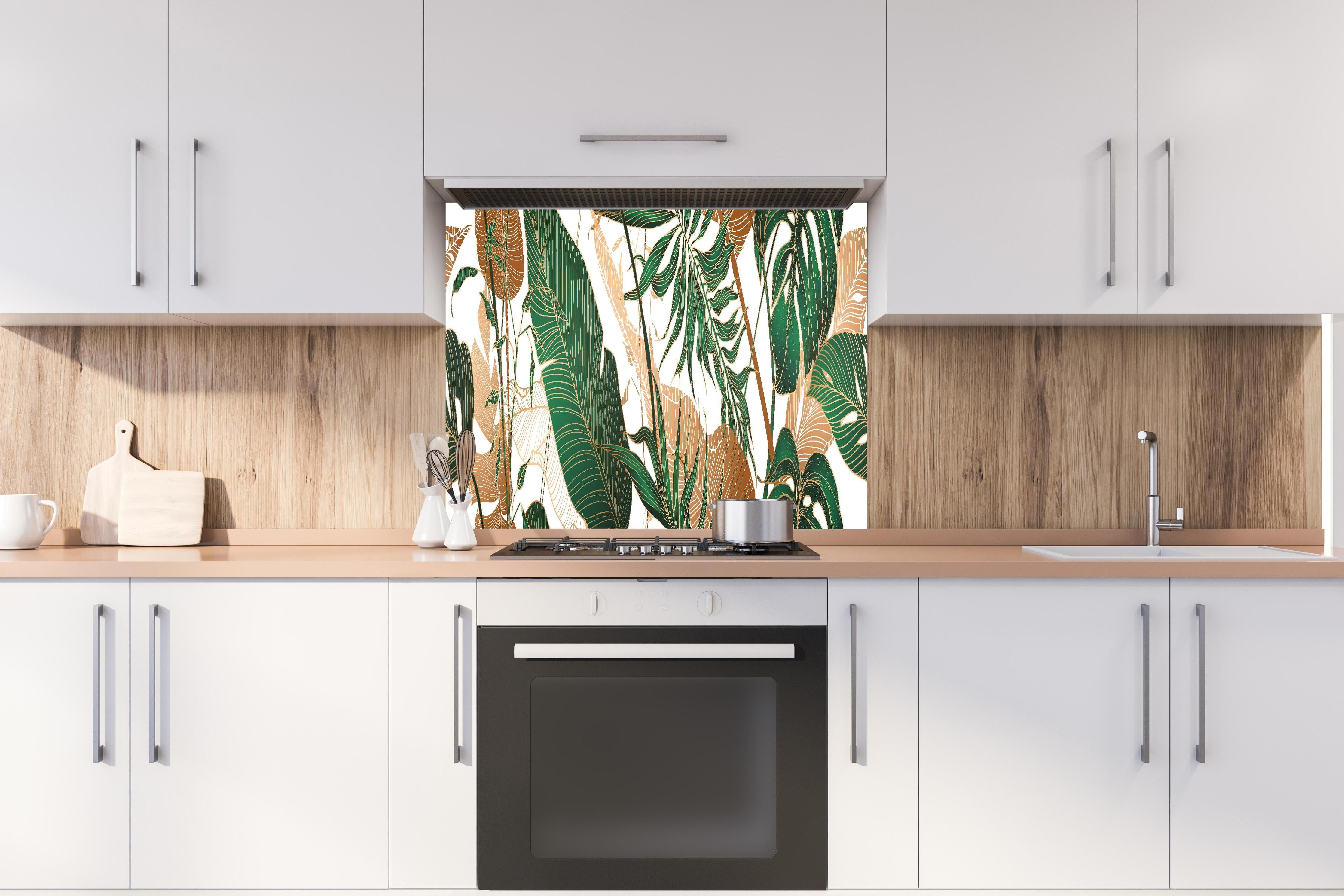 Spritzschutz - Tropisches Blattmuster Grün-Beige hinter einem Cerankochfeld zwischen Holz-Kochutensilien
