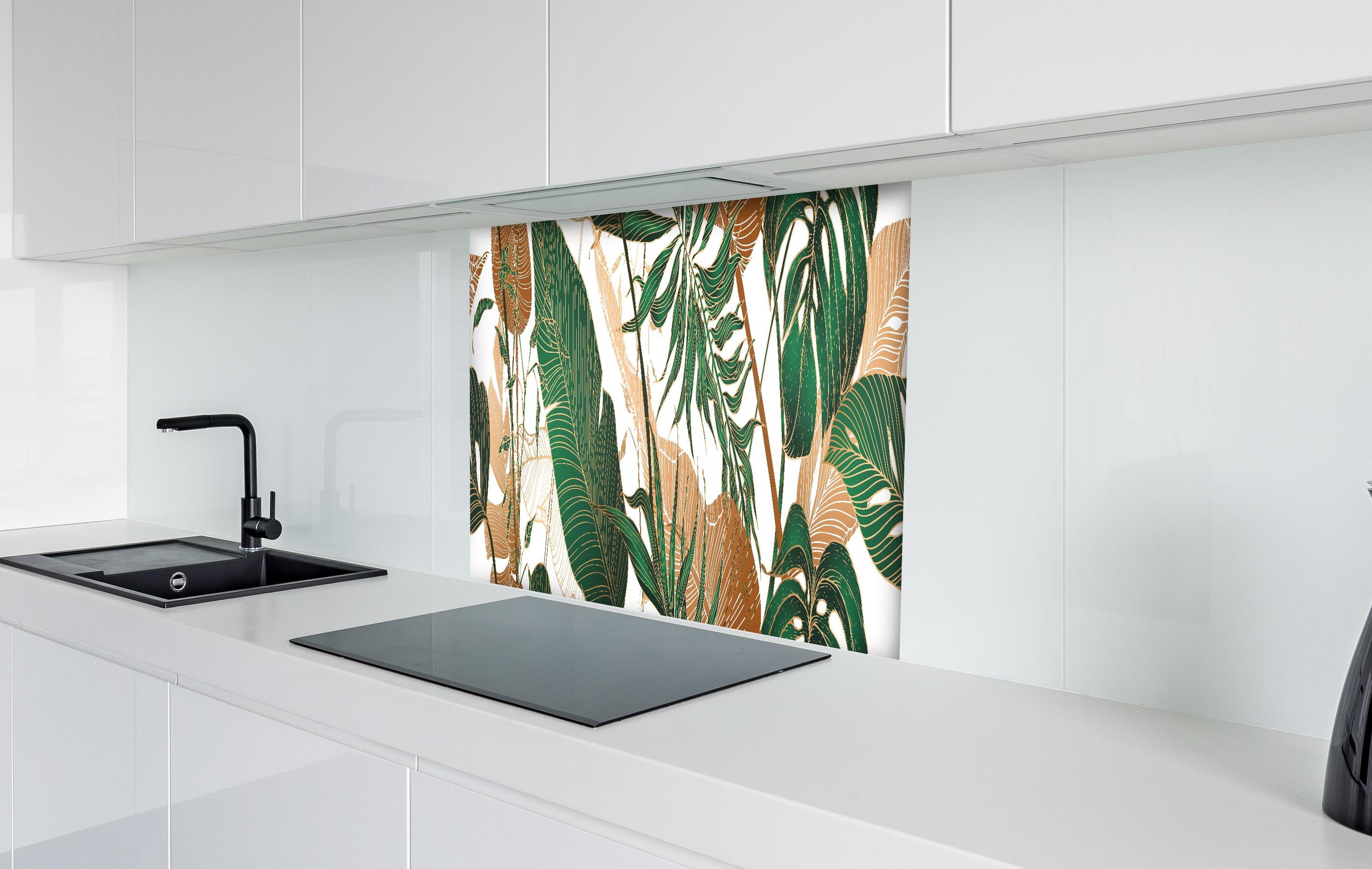 Spritzschutz - Tropisches Blattmuster Grün-Beige hinter einem Cerankochfeld zwischen Holz-Kochutensilien
