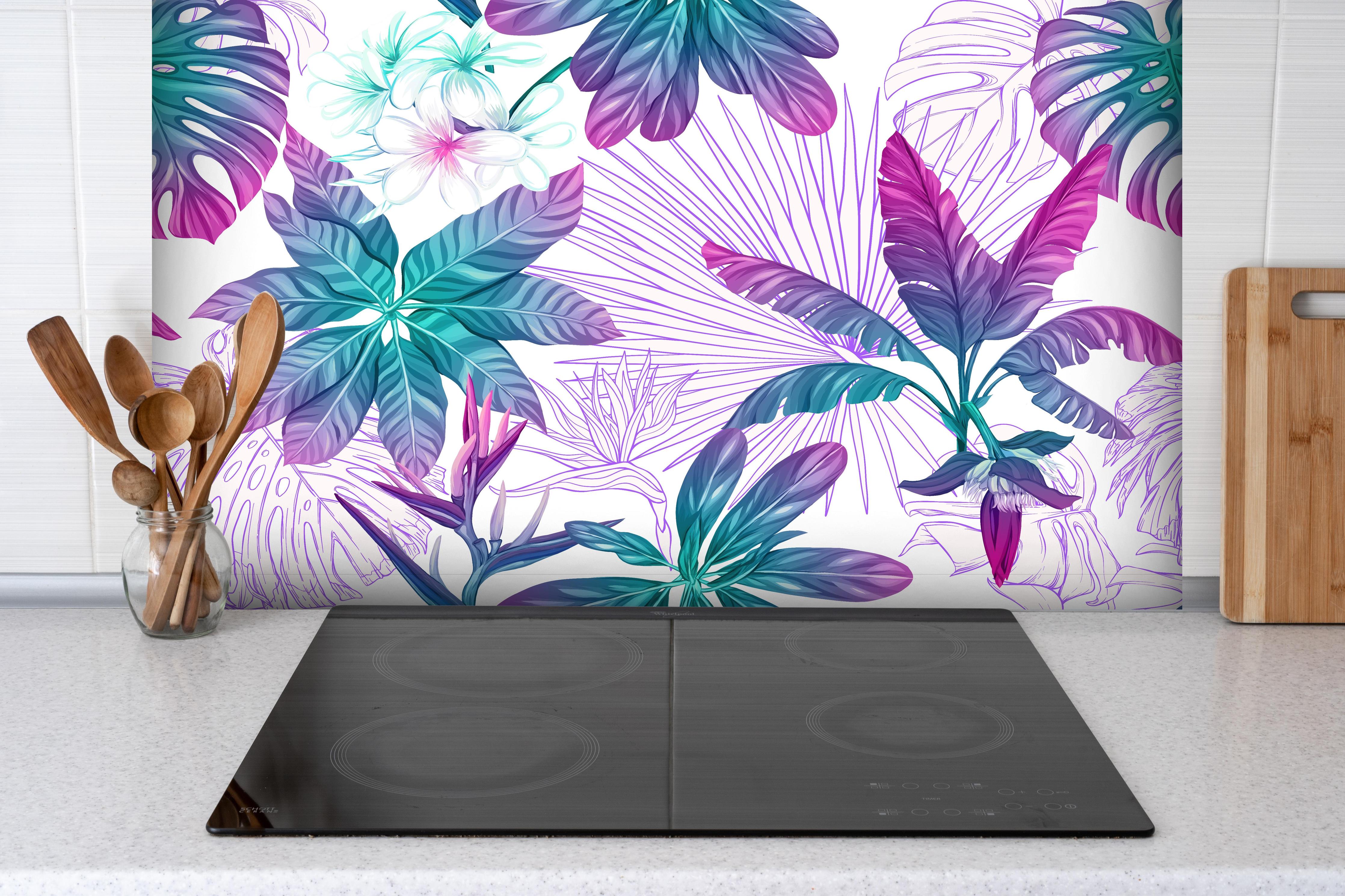Spritzschutz - Tropisches Blumen- & Pflanzenmuster Nahtlos hinter einem Cerankochfeld zwischen Holz-Kochutensilien
