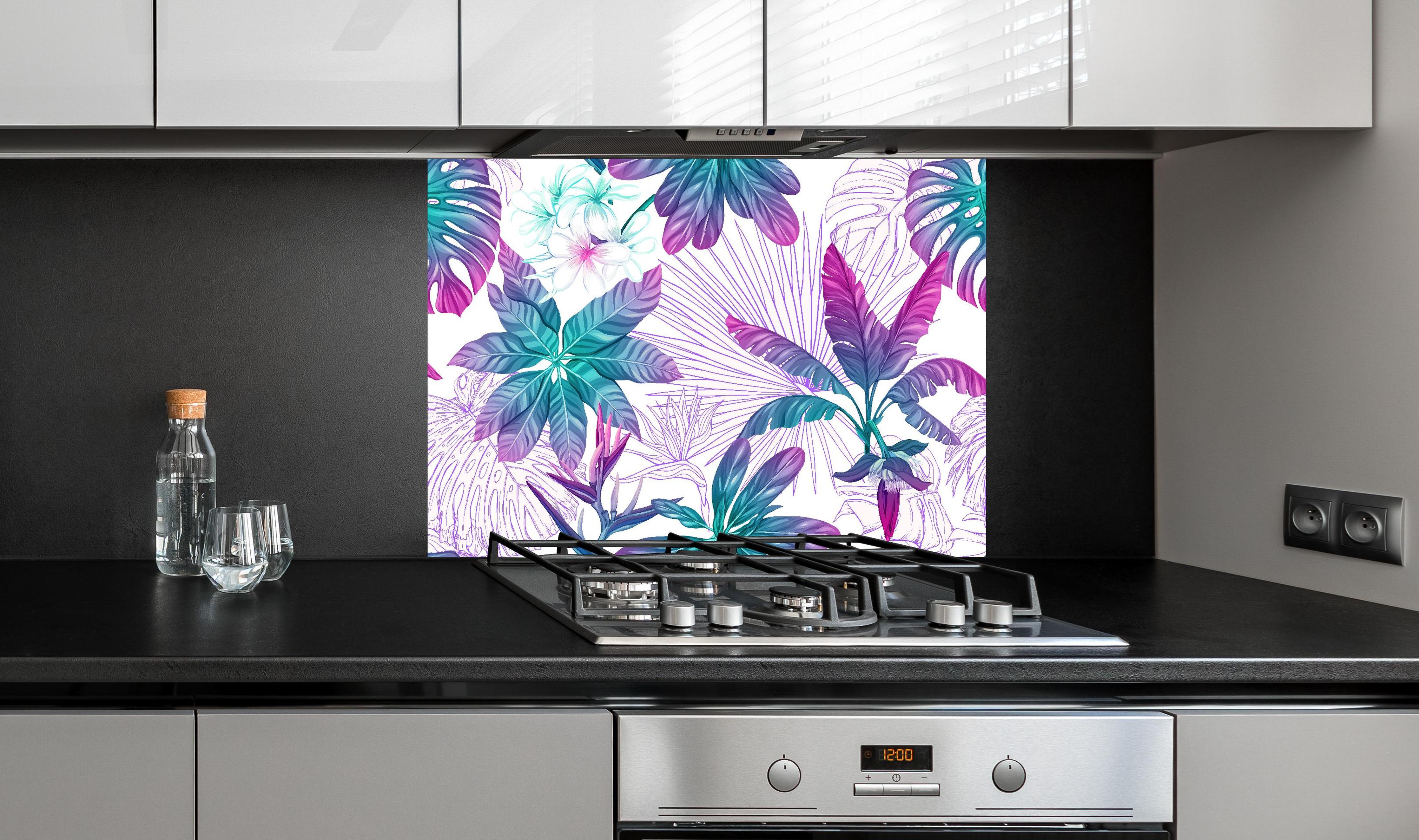 Spritzschutz - Tropisches Blumen- & Pflanzenmuster Nahtlos hinter einem Cerankochfeld zwischen Holz-Kochutensilien
