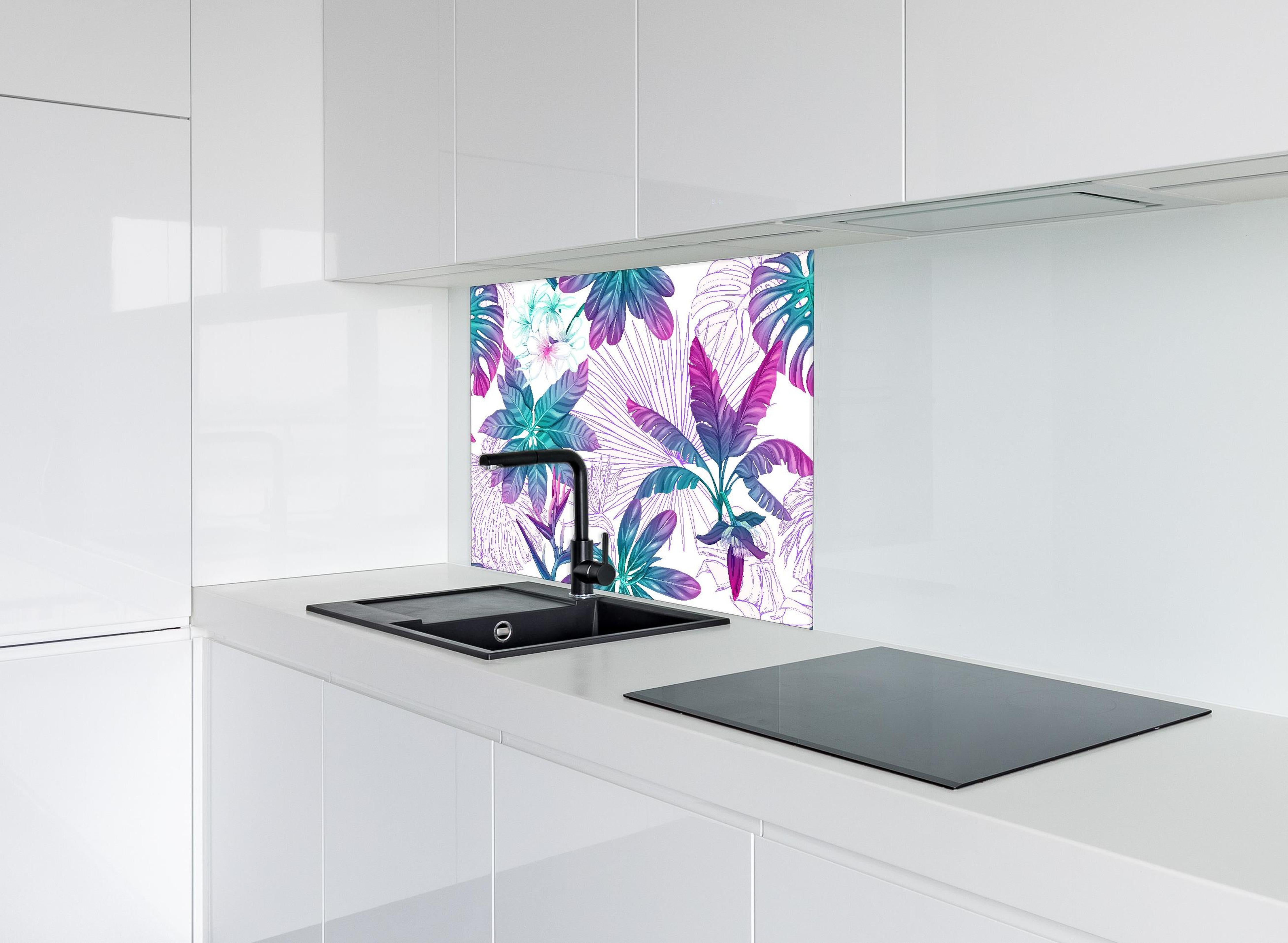 Spritzschutz - Tropisches Blumen- & Pflanzenmuster Nahtlos hinter einem Cerankochfeld zwischen Holz-Kochutensilien

