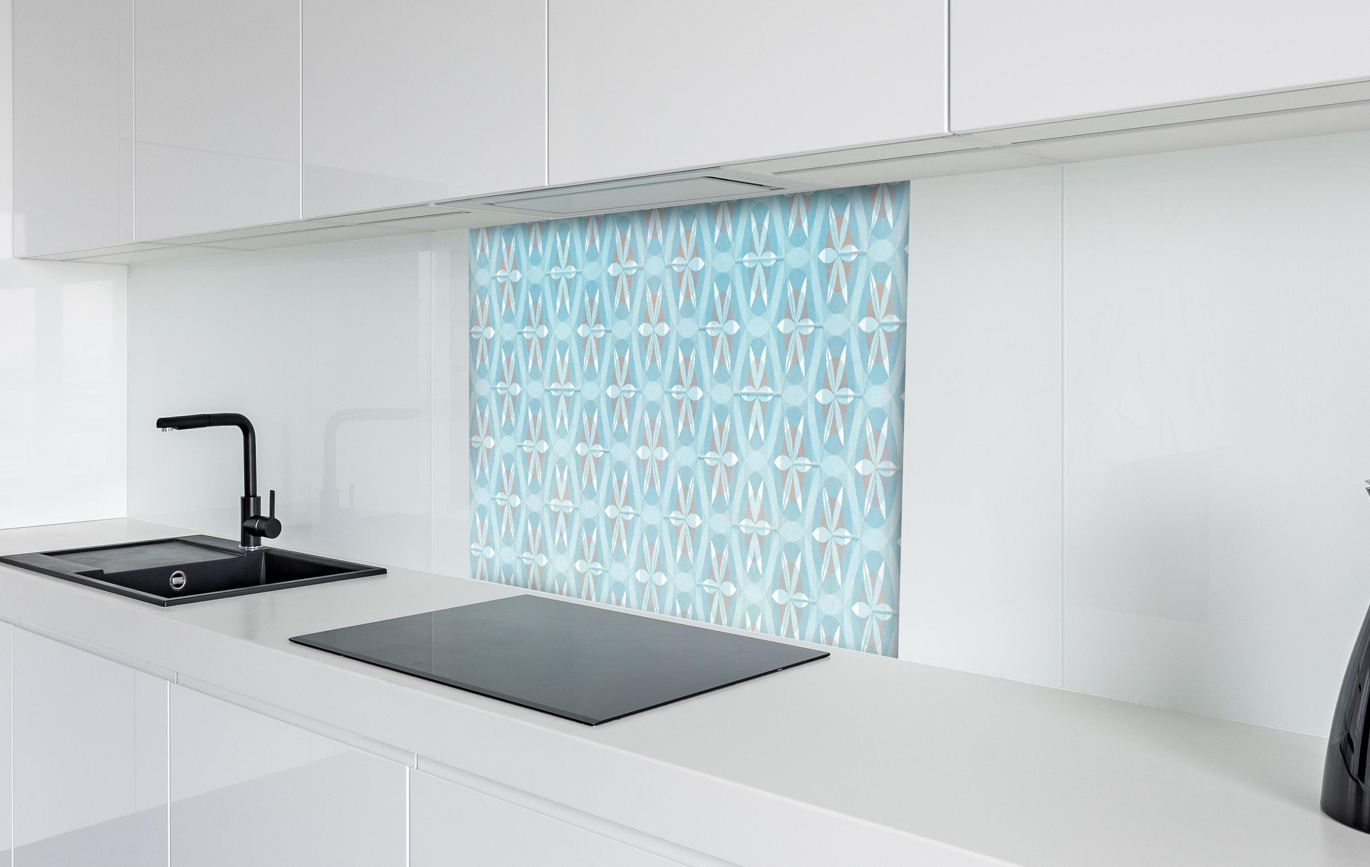 Spritzschutz - Türkis-Braun Vintage geometrisch Mosaik hinter einem Cerankochfeld zwischen Holz-Kochutensilien
