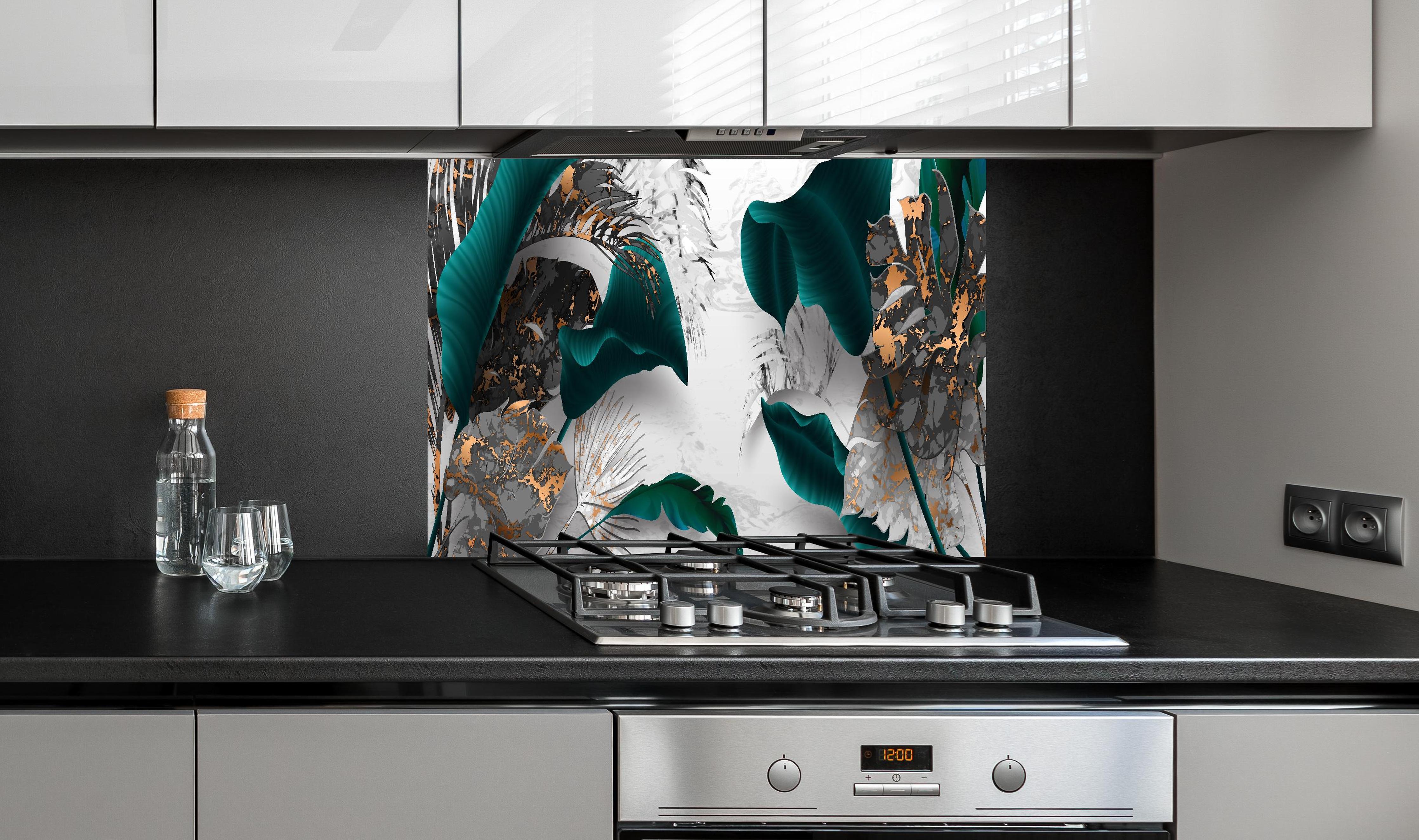 Spritzschutz - Türkis-Graue Blattkunst mit Goldakzenten hinter einem Cerankochfeld zwischen Holz-Kochutensilien
