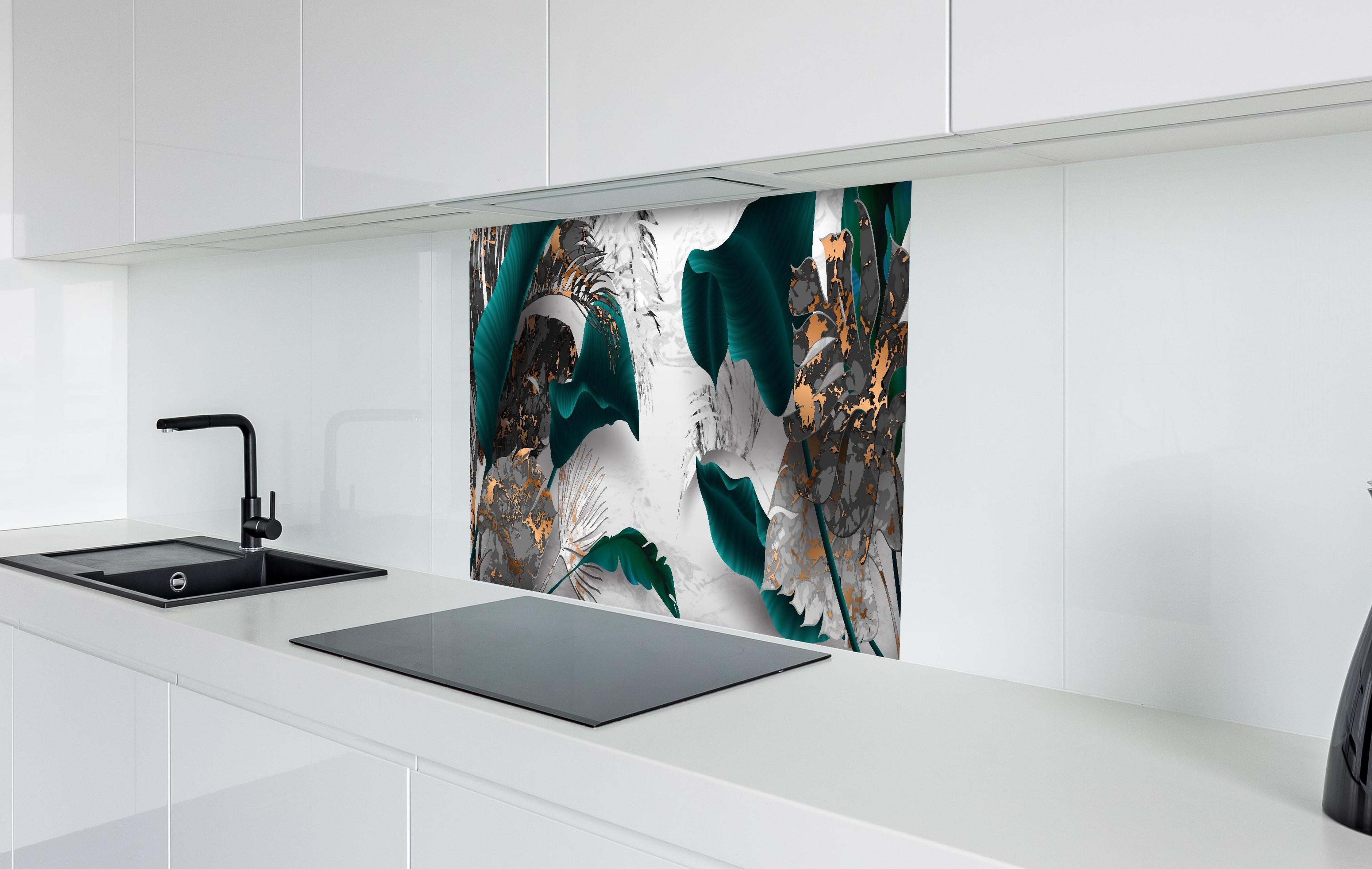 Spritzschutz - Türkis-Graue Blattkunst mit Goldakzenten hinter einem Cerankochfeld zwischen Holz-Kochutensilien
