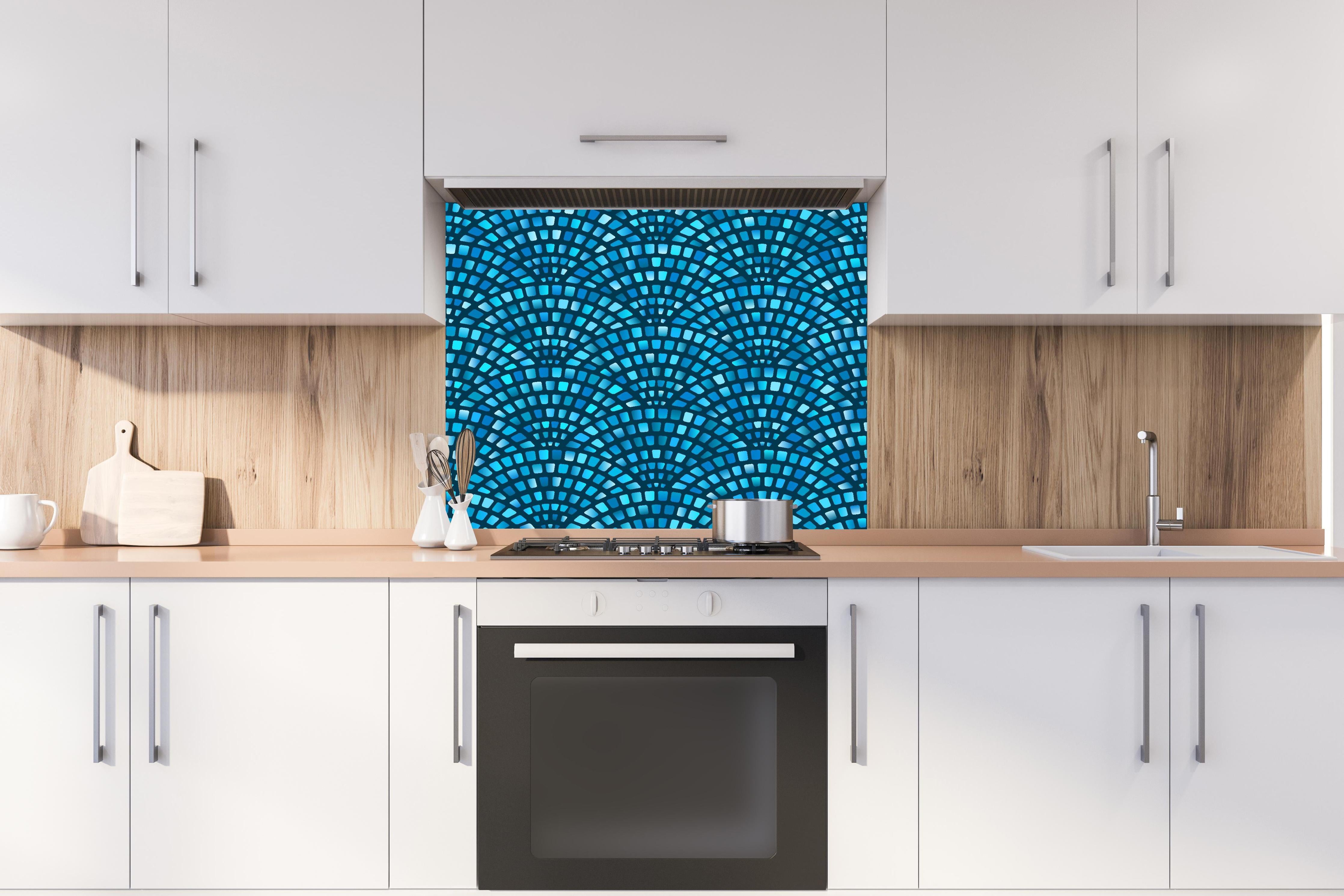 Spritzschutz - Türkises Fischschuppen Mosaik-Muster hinter einem Cerankochfeld zwischen Holz-Kochutensilien
