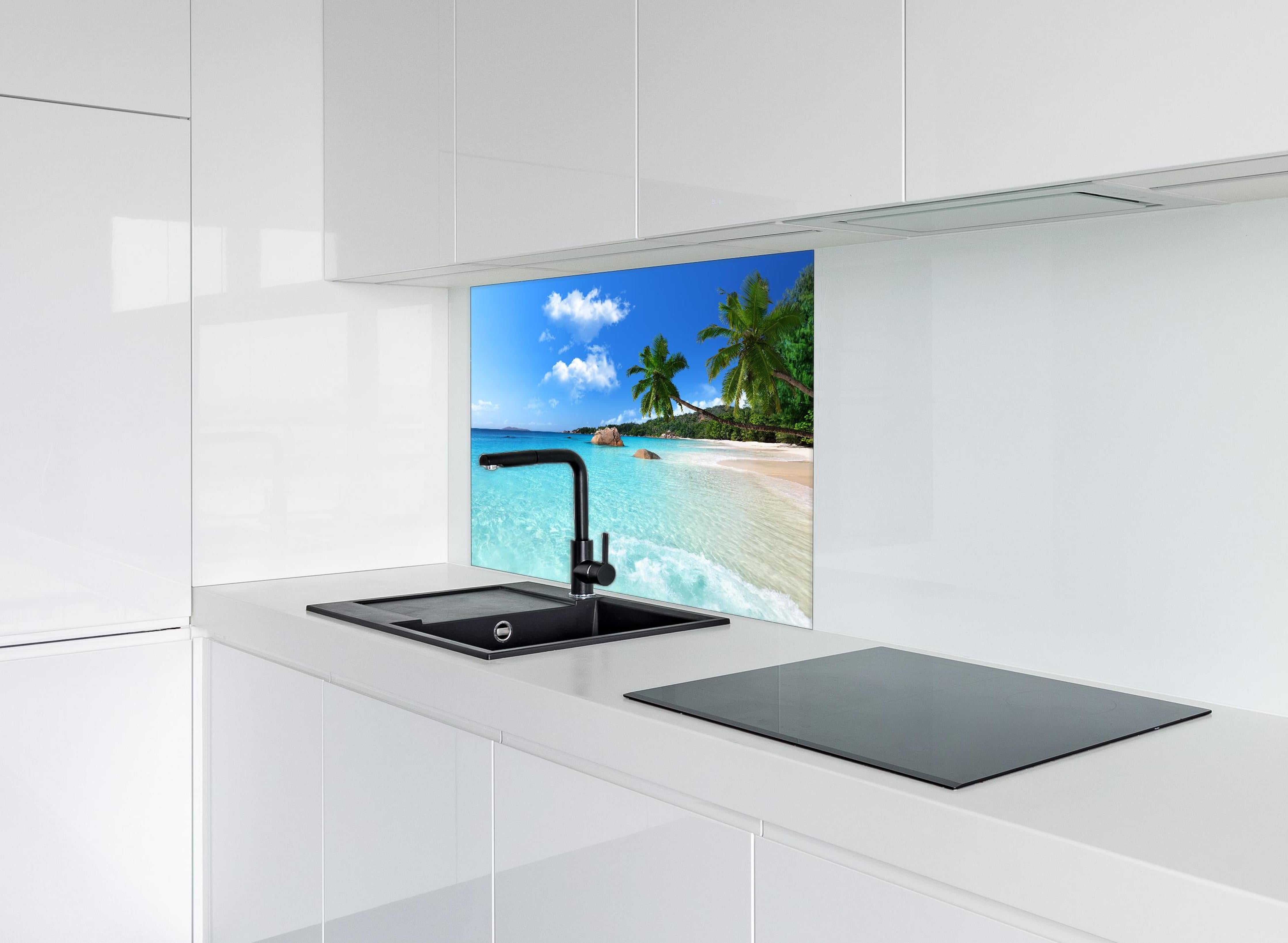 Spritzschutz - Türkises Meer und blauer Himmel Seychellen hinter einem Cerankochfeld zwischen Holz-Kochutensilien
