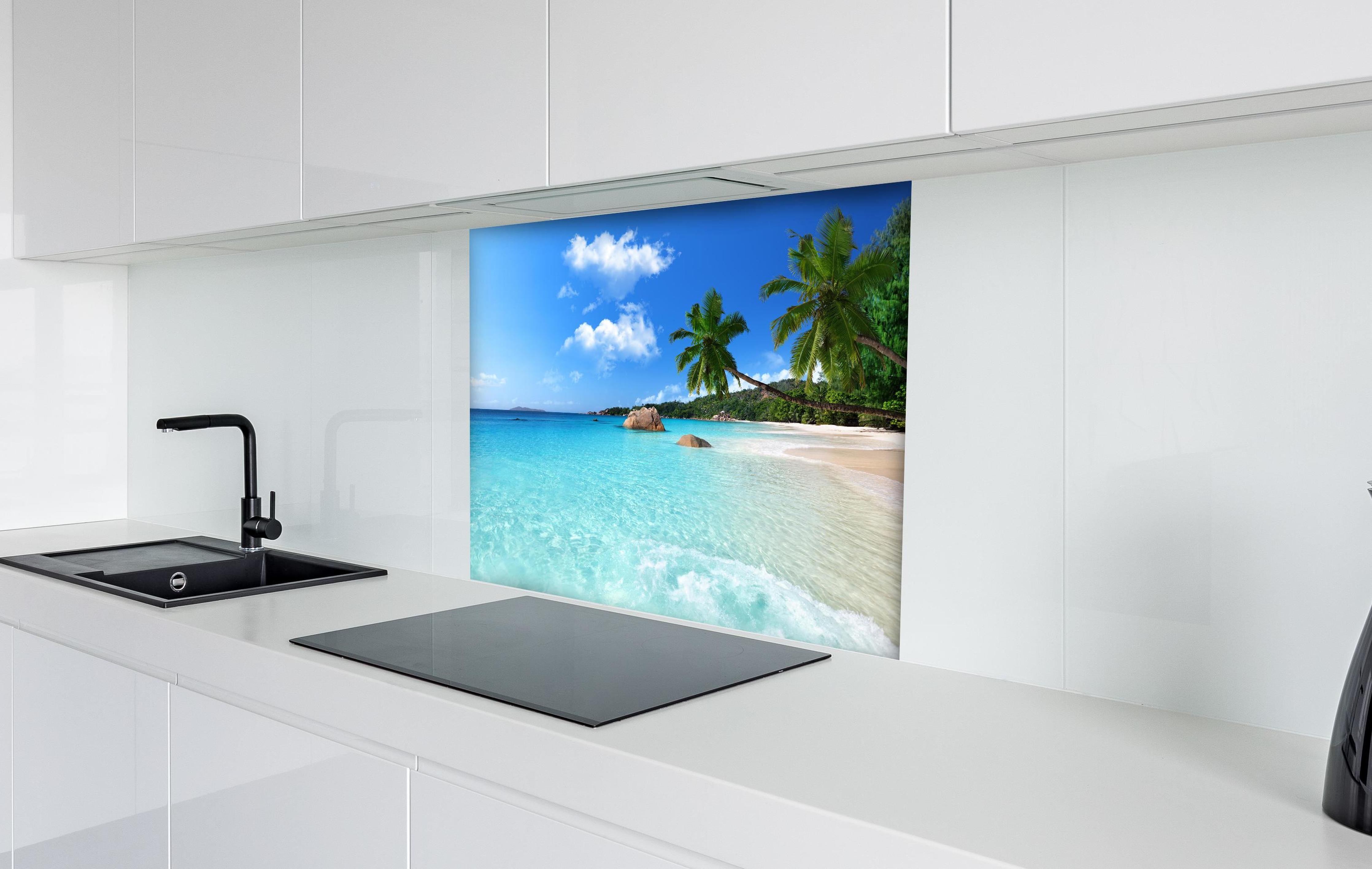 Spritzschutz - Türkises Meer und blauer Himmel Seychellen hinter einem Cerankochfeld zwischen Holz-Kochutensilien
