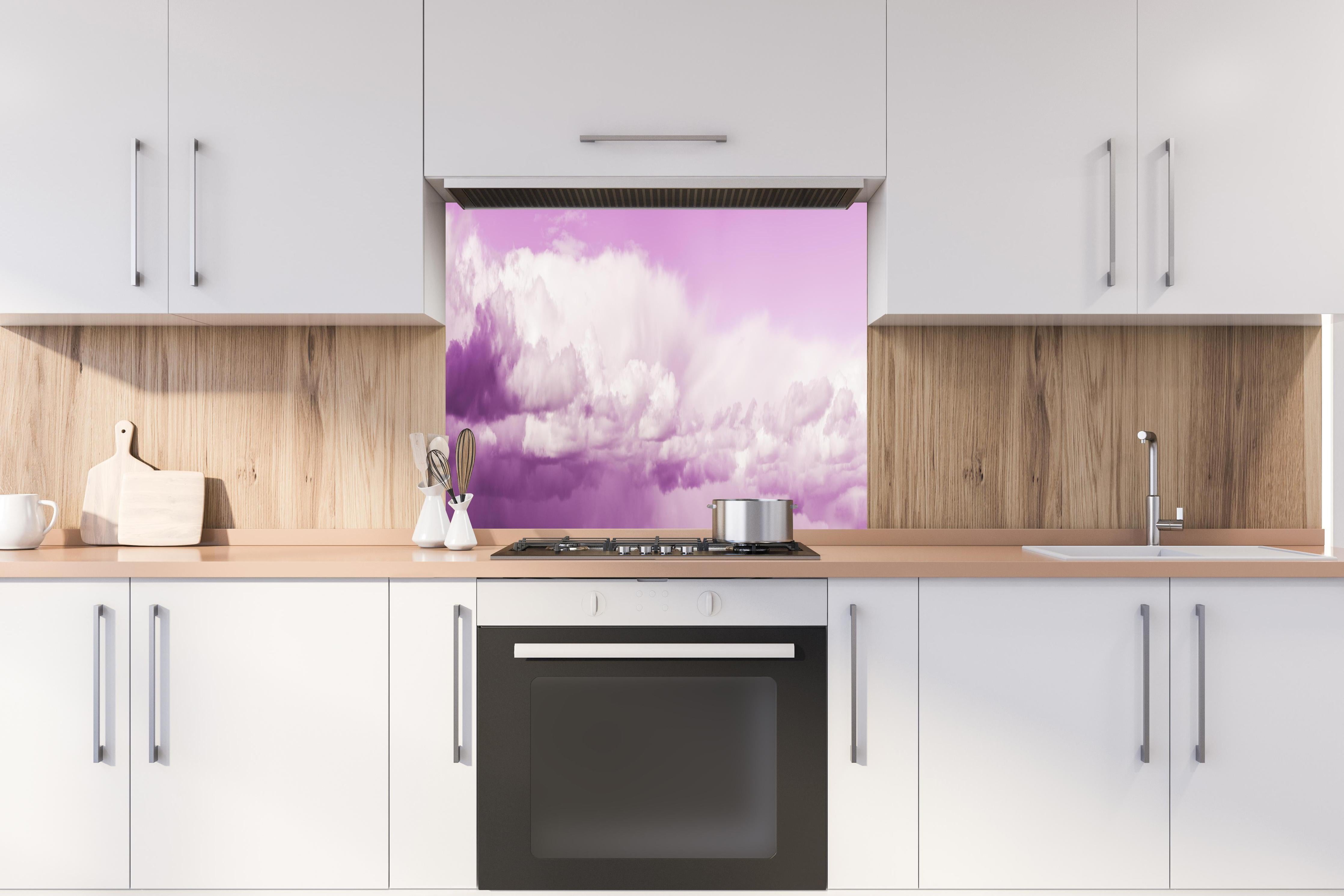 Spritzschutz - Twilight Sky Panorama in Pastellrosa hinter einem Cerankochfeld zwischen Holz-Kochutensilien
