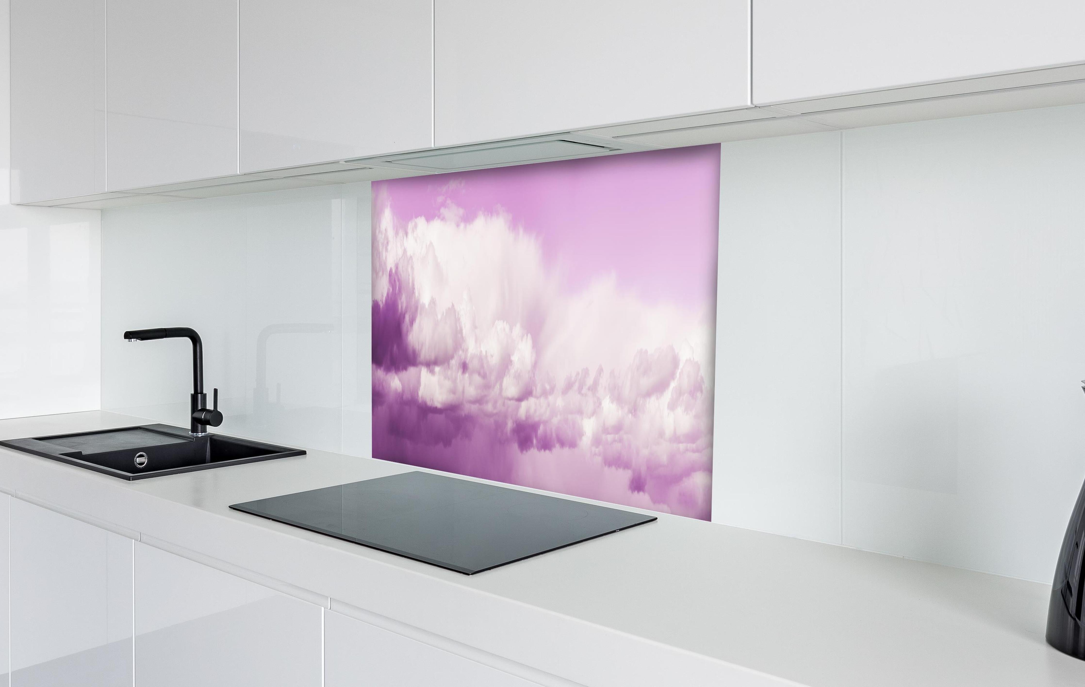 Spritzschutz - Twilight Sky Panorama in Pastellrosa hinter einem Cerankochfeld zwischen Holz-Kochutensilien
