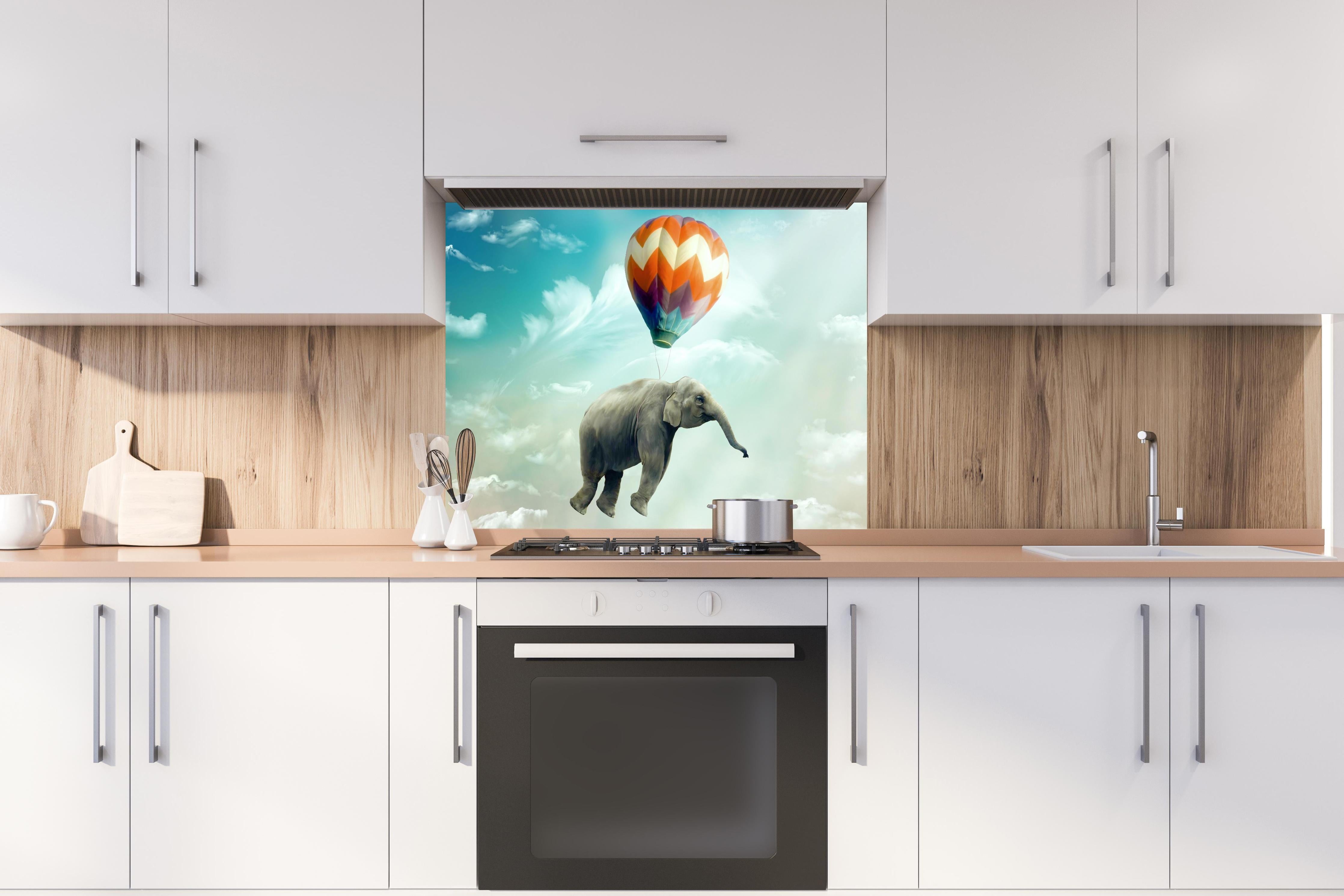 Spritzschutz - Unrealistische Darstellung  hinter einem Cerankochfeld zwischen Holz-Kochutensilien
